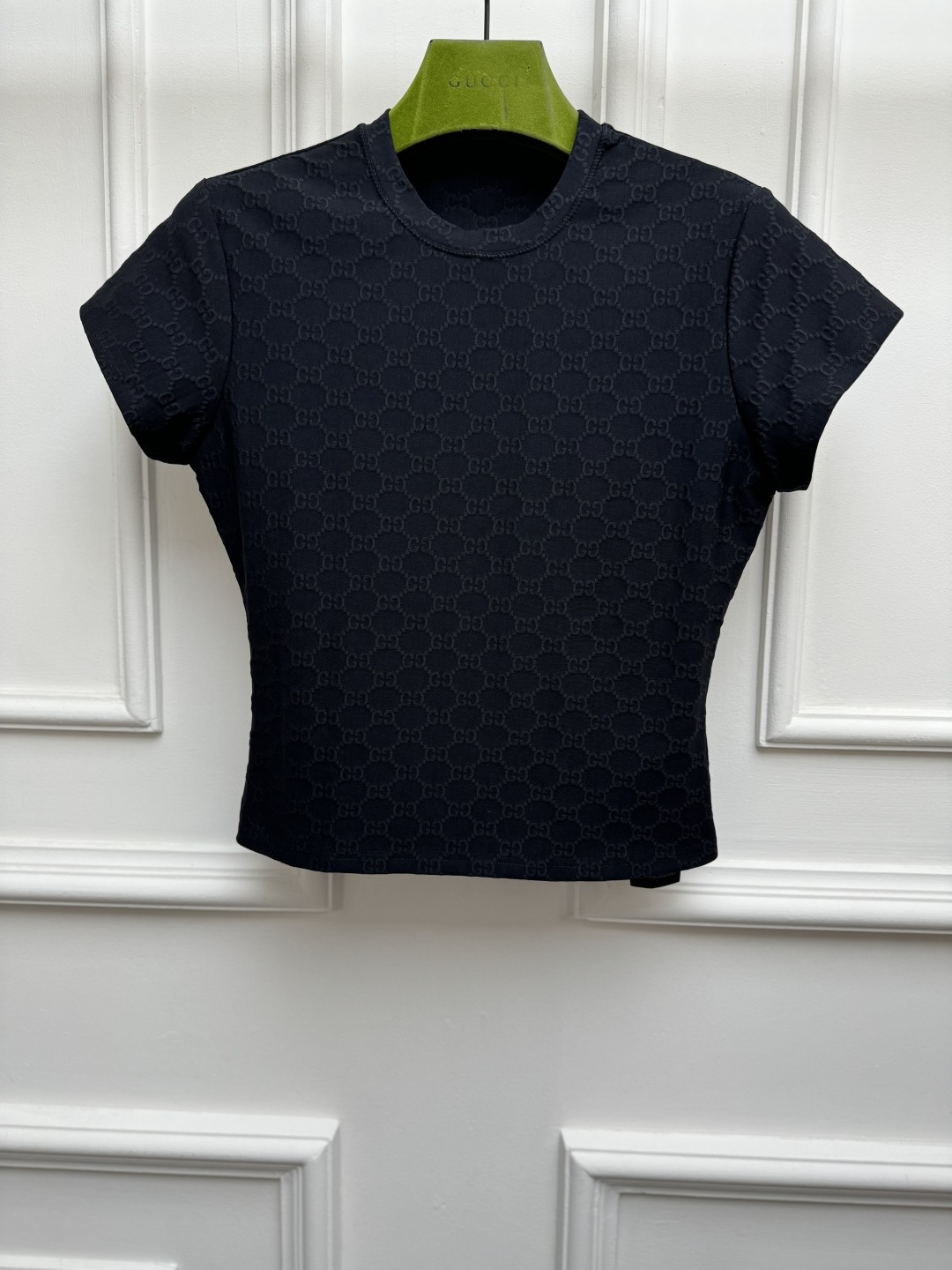 NO:923651,New spring and summer styles are available. G jacquard knitted T-shirt 2026 spring and summer series. Round neck design. Classic double G embossed jacquard pattern. Casual and fashionable. Full of high-end feel. Customized knitted fabric. Soft and comfortable. Slim fit. The upper body is slim and elegant. Sizes SML, gucci, tees, t-shirt,19860909春夏新款上新啦 G家提花针织T恤 2026春夏系列 圆领领口设计 经典双G压纹提花图案 休闲时髦 高级感十足 定制针织面料 柔软舒适 修身版型 上身显瘦又气质 尺码SML,,gucci,tees，t-shirt,,Women's clothing
