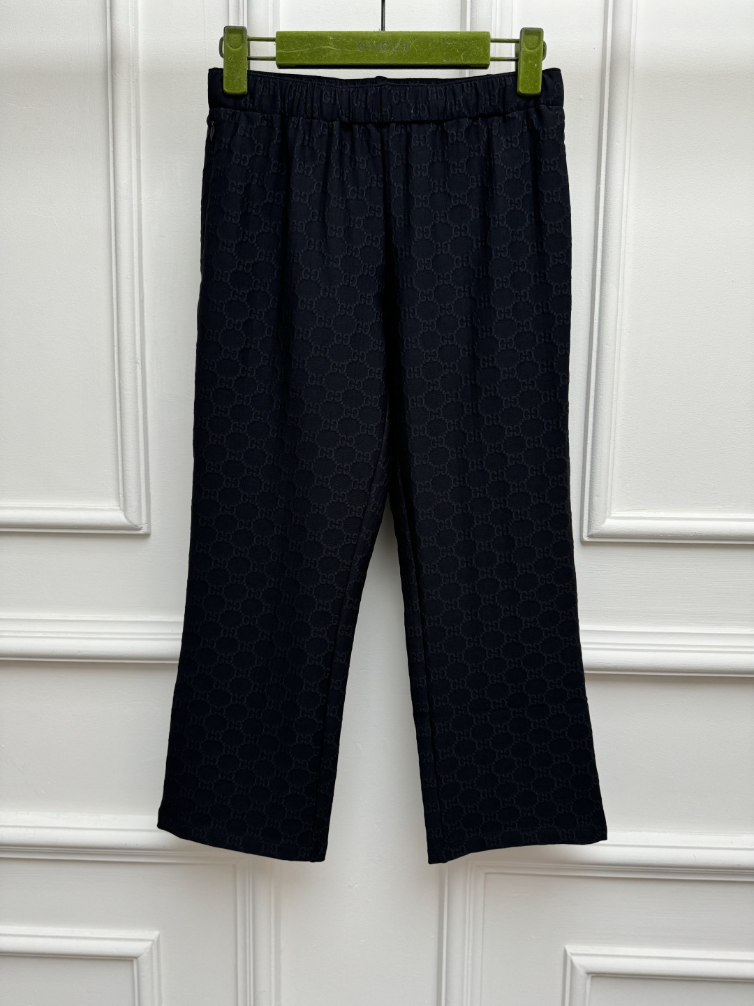 NO:923625,New spring and summer styles are available G's jacquard knitted nine-point pants 2026 spring and summer series Elastic waist design Classic double G embossed jacquard pattern Casual and fashionable High-end custom knitted fabric Soft and comfortable Straight-leg nine-point pants style Casual and lazy Sizes SML,,gucci,19860909春夏新款上新啦 G家提花针织九分裤 2026春夏系列 松紧弹力腰头设计 经典双G压纹提花图案 休闲时髦 高级感十足 定制针织面料 柔软舒适 直筒九分裤版型 休闲慵懒 尺码SML,,gucci,,Women's clothing