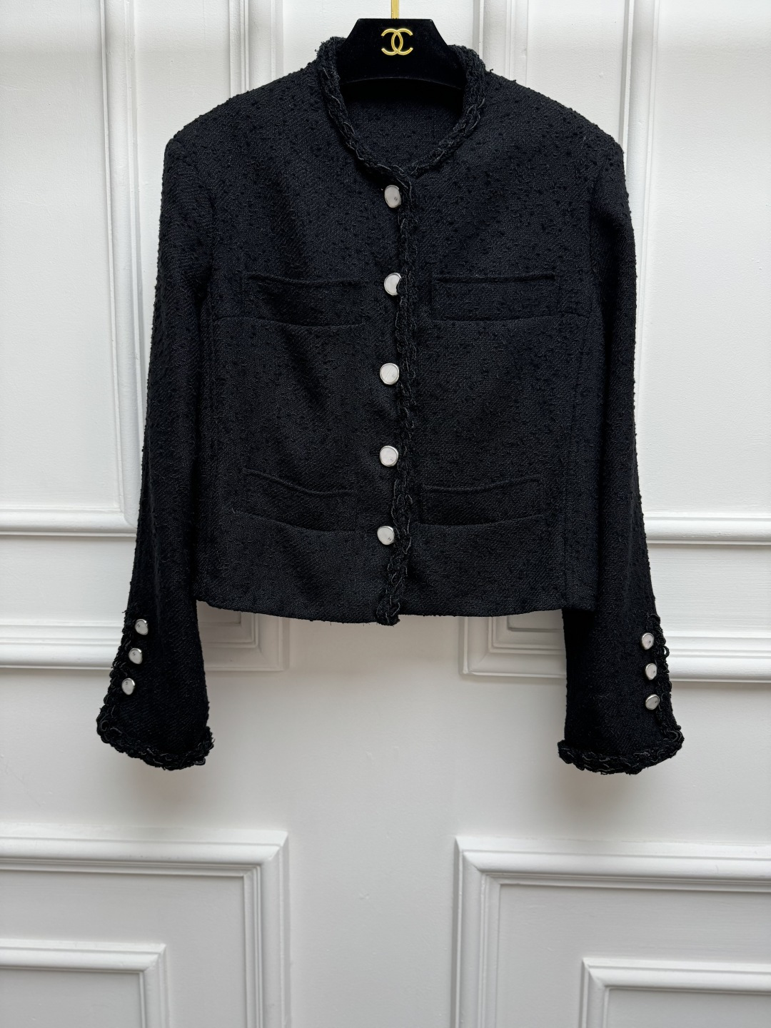 NO:924931,New spring and summer styles are available. Chanel tweed short jacket 2026 spring and summer series. Black piping design. Four pocket decoration. Exquisite double C button embellishment. Fashionable and advanced. Customized tweed fabric. Silk lining. Short version. Top is versatile and elegant. Sizes SML,,chanel,jackets & coats,real silk,19860909春夏新款上新啦 香家粗花呢短款外套 2026春夏系列 黑色滚边设计 四口袋装饰 精致双C纽扣点缀 时髦高级 定制斜纹软呢面料 真丝里衬 短款版型 上身百搭又气质 尺码SML,,chanel,jackets & coats,real silk,,Women's clothing