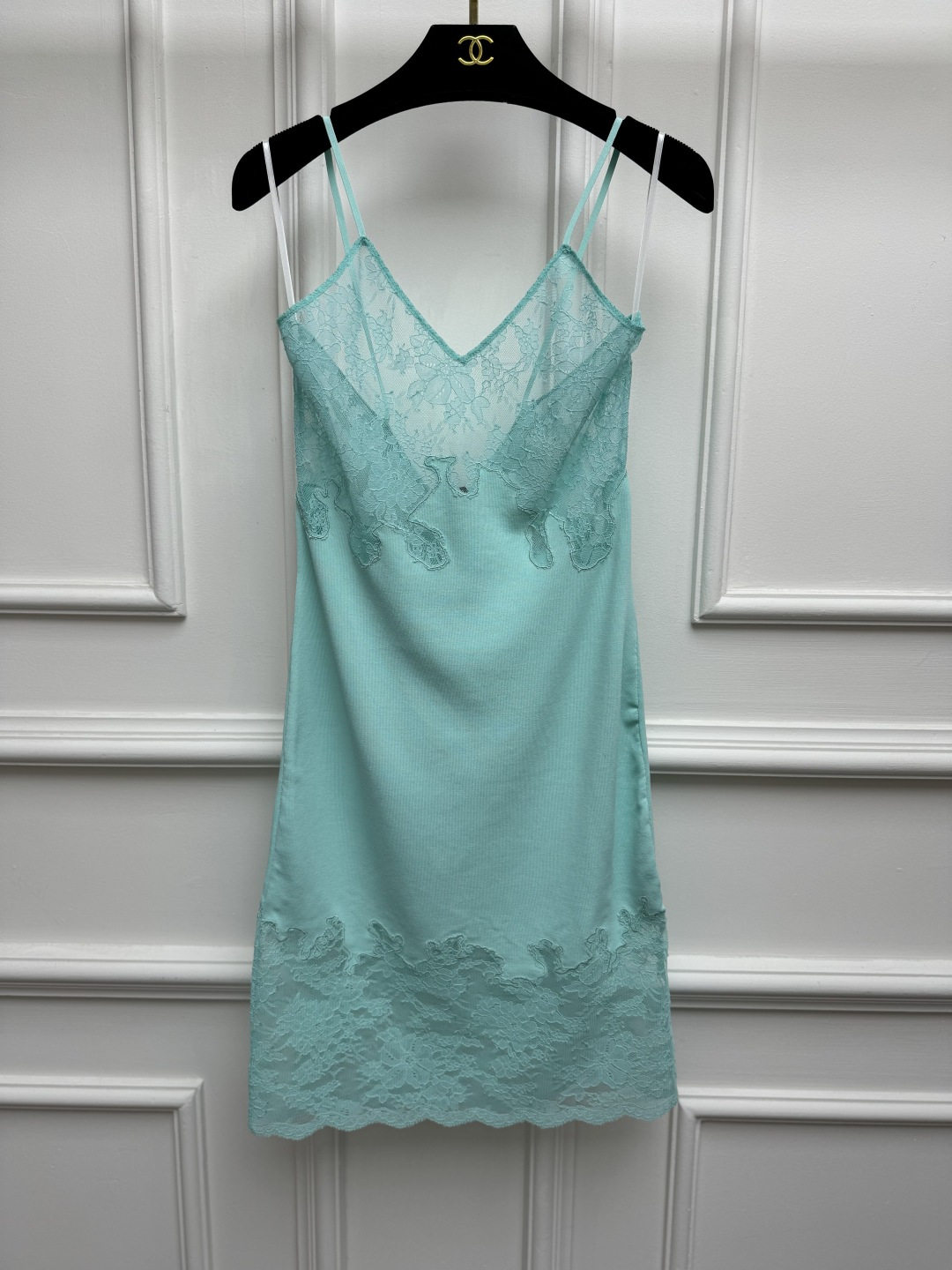 NO:924955,Spring and summer new styles are available. Xiangjia lace splicing suspender skirt 2026 handmade workshop series Lace splicing design Three-dimensional flower embroidery technology Metal double C logo decoration on the back shows sexy and high-end charm Silk knitted fabric Cool and comfortable Normal fit The upper body is slim and elegant Sizes SML, chanel, skirts, real silk,19860909春夏新款上新啦 香家蕾丝拼接吊带裙 2026手工坊系列 蕾丝拼接设计 立体花卉刺绣工艺 后背金属双C徽标装饰点缀 尽显性感高级魅惑 真丝针织面料 冰凉舒适 正常版型 上身显瘦又气质 尺码SML,,chanel,skirts,real silk,,Women's clothing