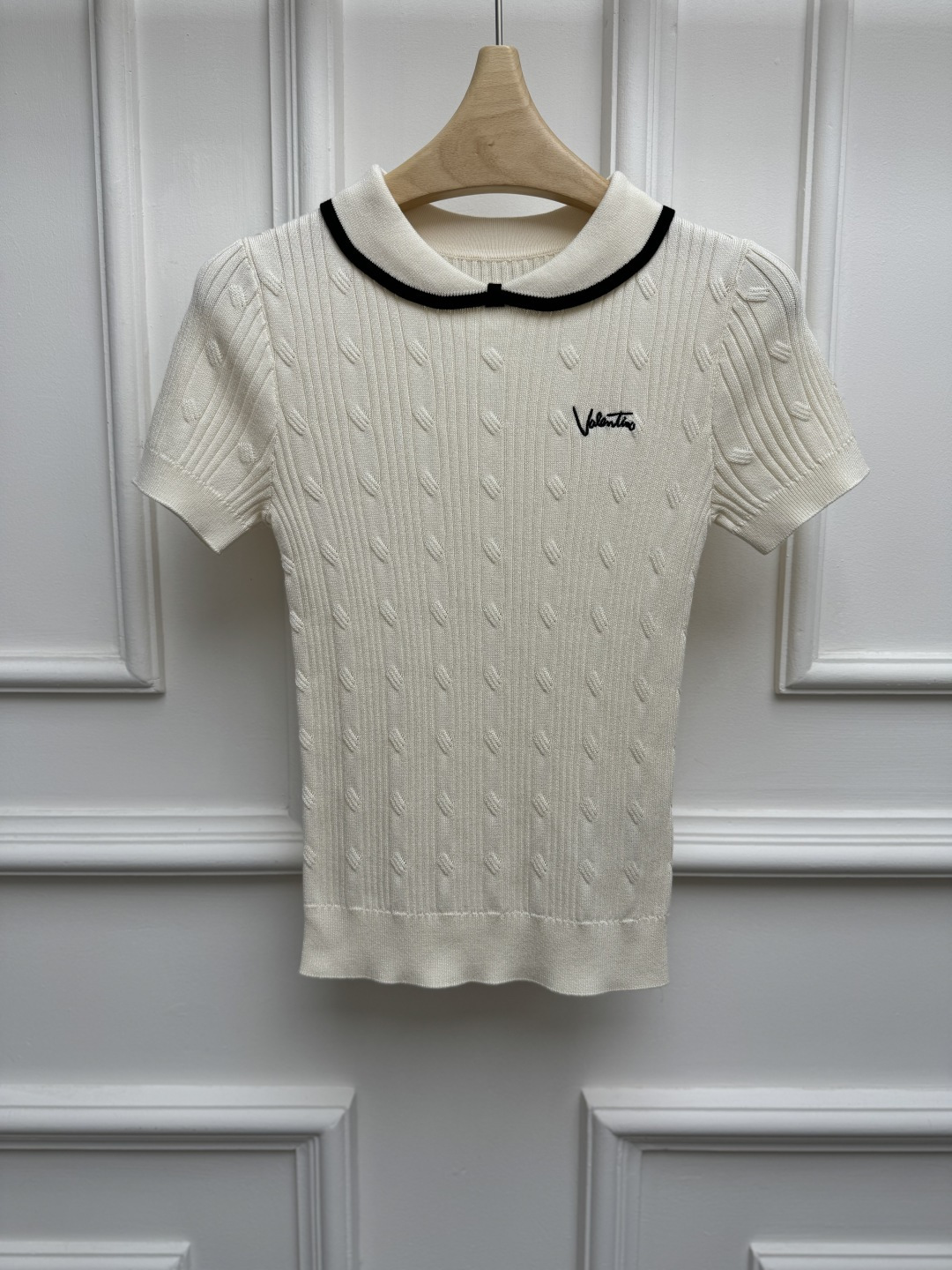 NO:924932,Spring and summer new styles are available. Valentino knitted short sleeves 2026 spring and summer series. Lapel neck design. Three-dimensional twisted rope weaving texture. Logo embroidery embellishment on the chest. Exquisite, gentle and age-reducing. Cotton blended knitted fabric. Fresh texture. Comfortable and skin-friendly. Slim fit. The upper body is slim and elegant. Sizes SML, valentino, T-shirt,19860909春夏新款上新啦 华伦天奴针织短袖 2026春夏系列 翻领领口设计 立体麻花扭绳编织纹理 胸前logo刺绣点缀 精致温柔减龄 棉混纺针织面料 纹理清新 舒适亲肤 修身版型 上身显瘦又气质 尺码SML,,valentino,T-shirt,,Women's clothing
