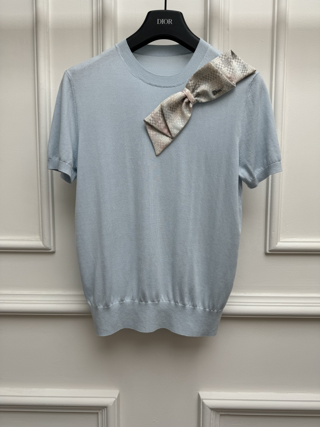 NO:924922,New spring and summer styles are available. D's bow knitted short sleeves. 2026 spring and summer series. Round ribbed neckline. Three-dimensional plaid bow decoration. Metal logo embellishment. Fashionable and western style. Silk-cotton blended knitted fabric. Lightweight, comfortable and breathable. Slim fit. The upper body is slim and elegant. Sizes SML, dior, T-shirt,19860909春夏新款上新啦 D家蝴蝶结针织短袖 2026春夏系列 圆领罗纹领口 立体格纹蝴蝶结装饰 logo金属徽标点缀 时髦洋气 丝棉混纺针织面料 轻薄舒适透气 修身版型 上身显瘦又气质 尺码SML,,dior,T-shirt,,Women's clothing