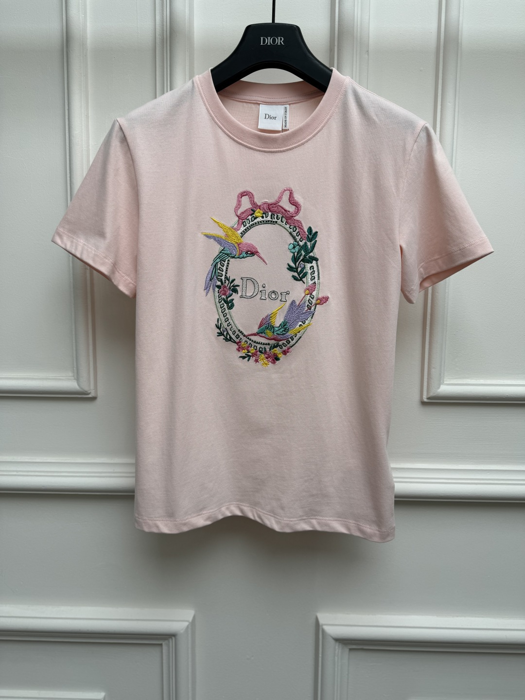 NO:924915,New spring and summer new styles D's logo embroidered T-shirt 2026 spring and summer series Round neck neck design Exquisite flower and bird bow magic mirror embroidery pattern Full of oriental aesthetic atmosphere Retro high-end Customized pure cotton fabric Normal version The upper body is slim and elegant. Sizes SML, dior, tees, t-shirt,19860909春夏新款上新啦 D家徽标刺绣T恤 2026春夏系列 圆领领口设计 精致花鸟蝴蝶结魔镜刺绣图案 东方美学氛围感拉满 复古高级 定制纯棉面料 正常版型 上身显瘦又气质 尺码SML,,dior,tees，t-shirt,,Women's clothing