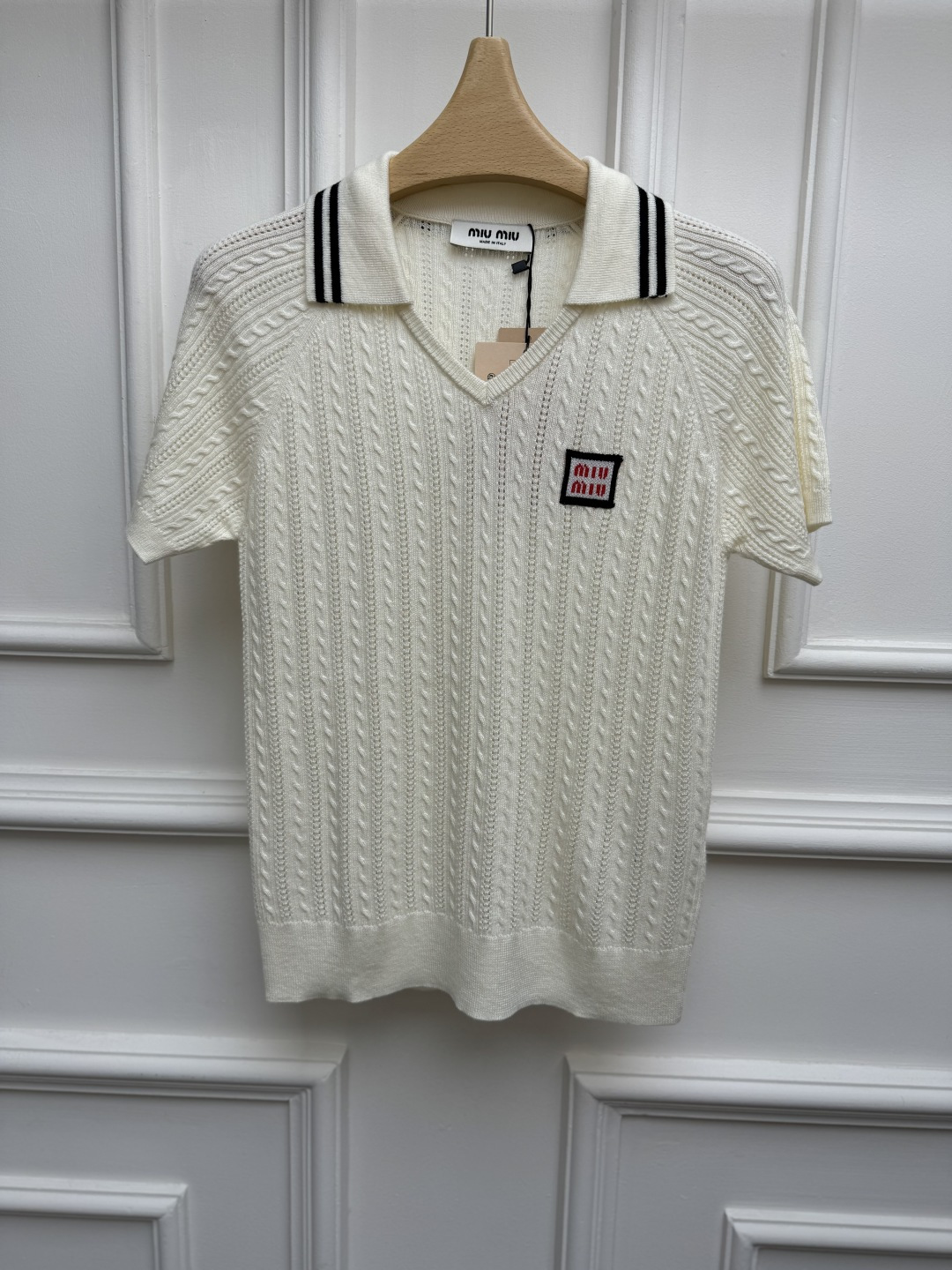NO:924950,New arrival for early autumn Miu cable cashmere short sleeves 2026 spring and summer series Lapel neck design Black and white stripes contrast stitching Three-dimensional cable weave texture Square letter logo embellishment on the chest Age-reducing college style Cashmere blended knitted fabric Soft and comfortable Normal fit The upper body is slim and elegant Size SML,,miumiu,T-shirt,19860909早秋新款上新啦 Miu绞花羊绒短袖 2026春夏系列 翻领领口设计 黑白条纹撞色拼接 立体绞花编织纹理 胸前方形字母logo徽标点缀 减龄学院风 羊绒混纺针织面料 软糯舒适 正常版型 上身显瘦又气质 尺码SML,,miumiu,T-shirt,,Women's clothing