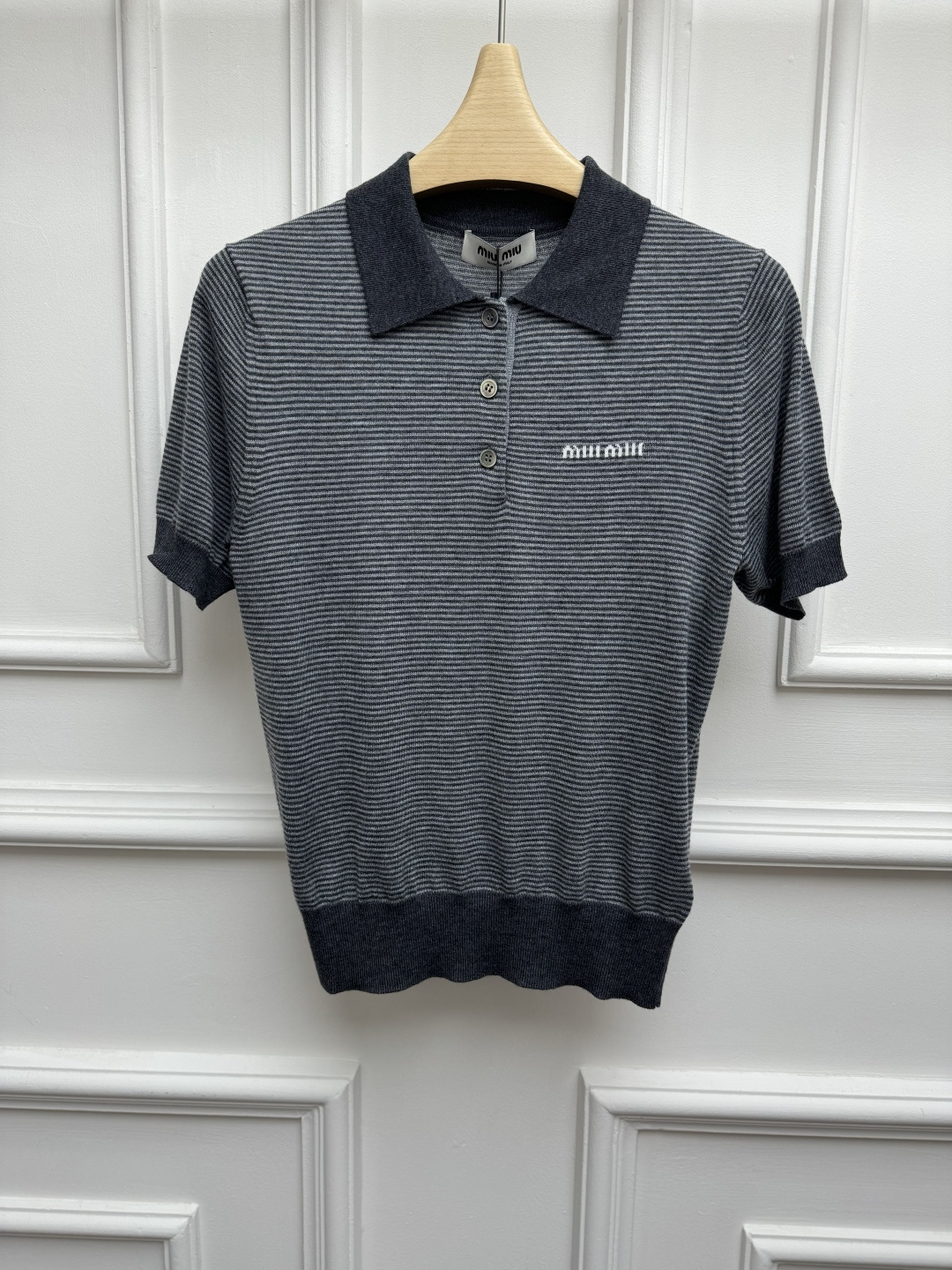 NO:924940,New early autumn model, Miu gray striped polo shirt, 2026 spring and summer series, classic polo collar design, letter logo embellishment, gray stripe color matching, fashionable and retro, silk cashmere blended fabric, light, soft and comfortable, slim fit, the upper body is slim and elegant, sizes SML,,miumiu,real silk,19860909早秋新款上新啦 Miu灰色条纹polo衫 2026春夏系列 经典polo领设计 字母logo徽标点缀 灰色条纹拼色 时髦复古 真丝羊绒混纺面料 轻薄柔软舒适 修身版型 上身显瘦又气质 尺码SML,,miumiu,real silk,,Women's clothing