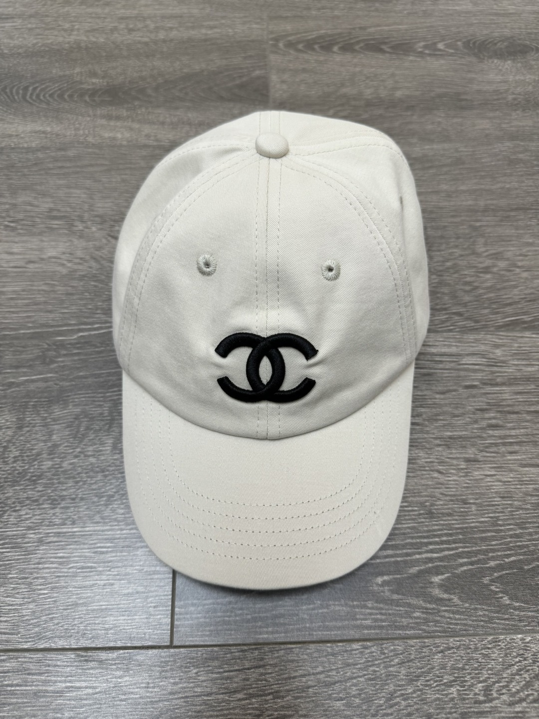 NO:929005,New spring and summer new styles are available. Xiangjia denim baseball cap 2026 spring and summer series. Classic double C embroidery logo embellishment. Fashionable and high-end color matching. Denim denim cotton fabric. Soft and comfortable. Versatile artifact. Full of fashionable atmosphere. Chanel, hats,19860909春夏新款上新啦 香家牛仔棒球帽 2026春夏系列 经典双C刺绣logo点缀 配色时髦高级 丹宁牛仔棉质面料 柔软舒适 百搭神器 时髦氛围感拉满,,chanel,hats,,Women's clothing