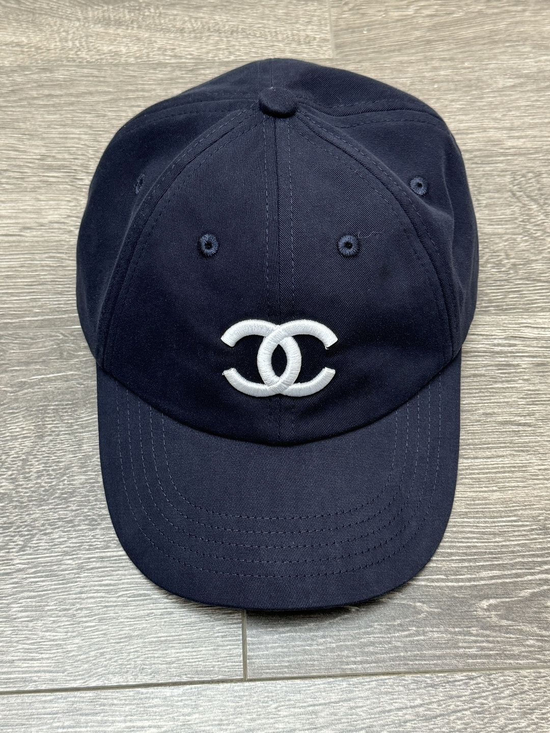 NO:928985,New spring and summer new styles are available. Xiangjia denim baseball cap 2026 spring and summer series. Classic double C embroidery logo embellishment. Fashionable and high-end color matching. Denim denim cotton fabric. Soft and comfortable. Versatile artifact. Full of fashionable atmosphere. Chanel, hats,19860909春夏新款上新啦 香家牛仔棒球帽 2026春夏系列 经典双C刺绣logo点缀 配色时髦高级 丹宁牛仔棉质面料 柔软舒适 百搭神器 时髦氛围感拉满,,chanel,hats,,Women's clothing
