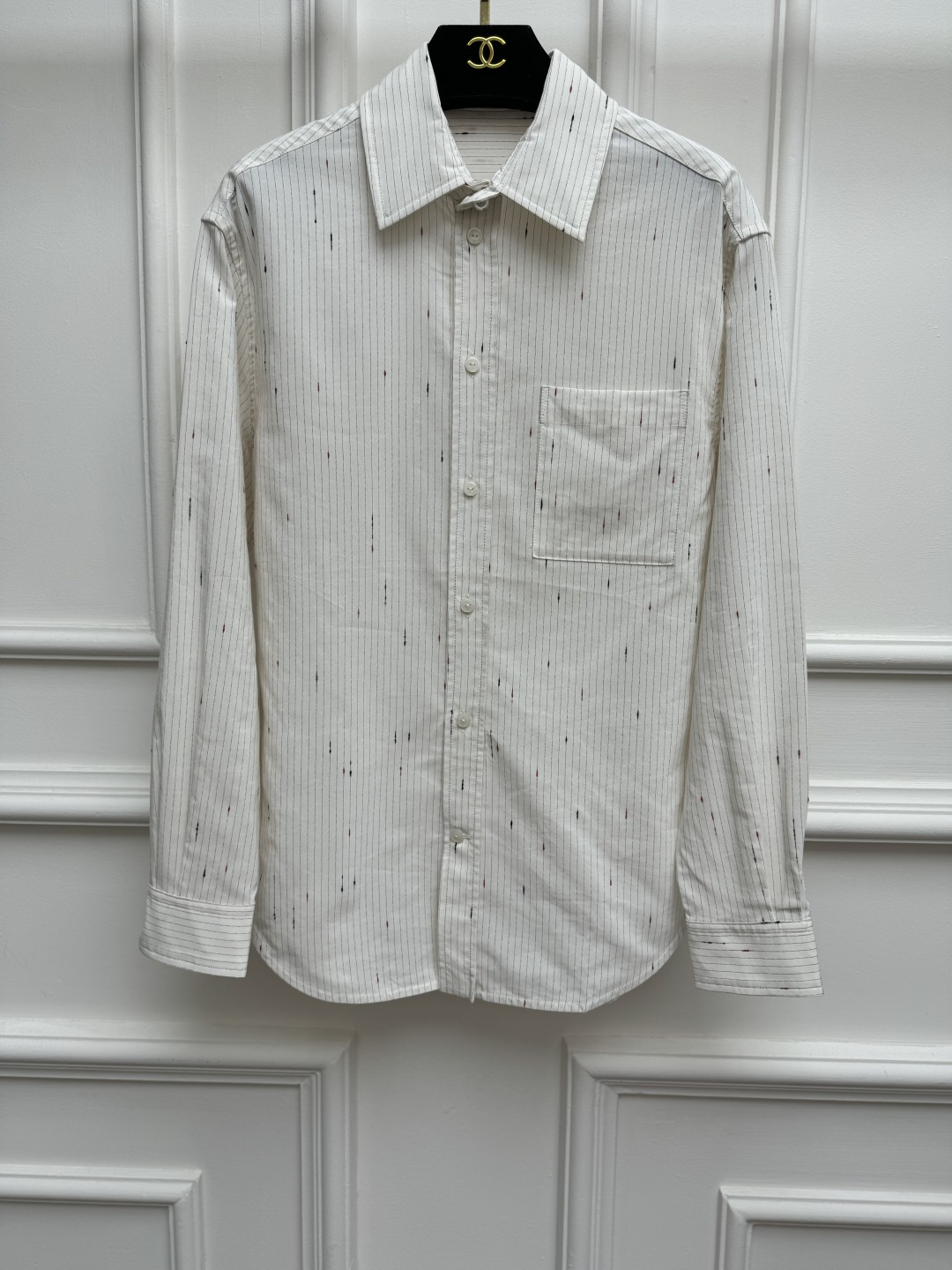 NO:928965,The new style for early autumn is new. Xiangjia white striped shirt 2026 handmade workshop series. Lapel neck design. White vertical stripes embroidered pattern decoration. Casual and fashionable to reduce age. Customized cotton poplin material. Soft and comfortable. Loose fit. The upper body is slim and elegant. Size SML,,chanel,shirts,19860909早秋新款上新啦 香家白色条纹衬衫 2026手工坊系列 翻领领口设计 白色竖条纹刺绣图案装饰 休闲时髦减龄 定制棉府绸材质 柔软舒适 宽松版型 上身显瘦又气质 尺码SML,,chanel,shirts,,Women's clothing