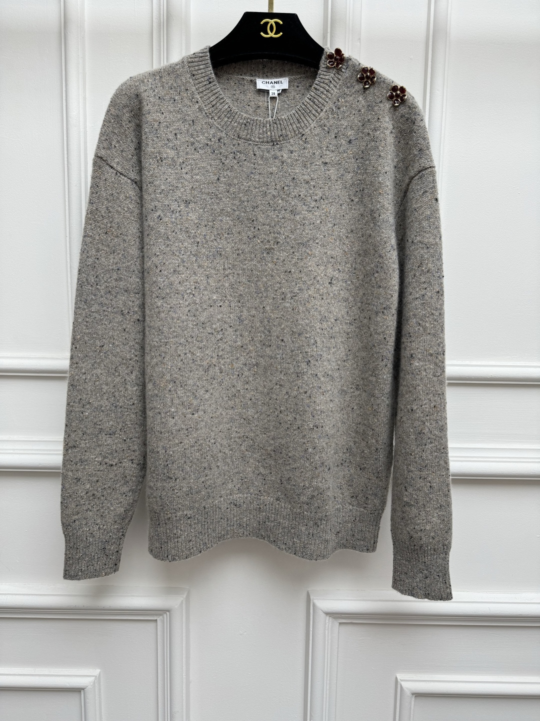 NO:928957,New styles for early autumn are available. Chanel gray knitted sweater 2026 handmade workshop series. Shoulder button closure design. Colorful yarn interweaving. Exquisite flower logo button decoration. Retro fashionable and high-end. Customized wool blend fabric. Soft and comfortable. Loose fit. The upper body is slim and elegant. Sizes SML,,chanel,sweaters,19860909早秋新款上新啦 香家灰色针织毛衣 2026手工坊系列 肩扣开合设计 彩色纱线交织 精致花朵logo纽扣装饰点缀 复古时髦高级 定制羊毛混纺面料 柔软舒适 宽松版型 上身显瘦又气质 尺码SML,,chanel,sweaters,,Women's clothing