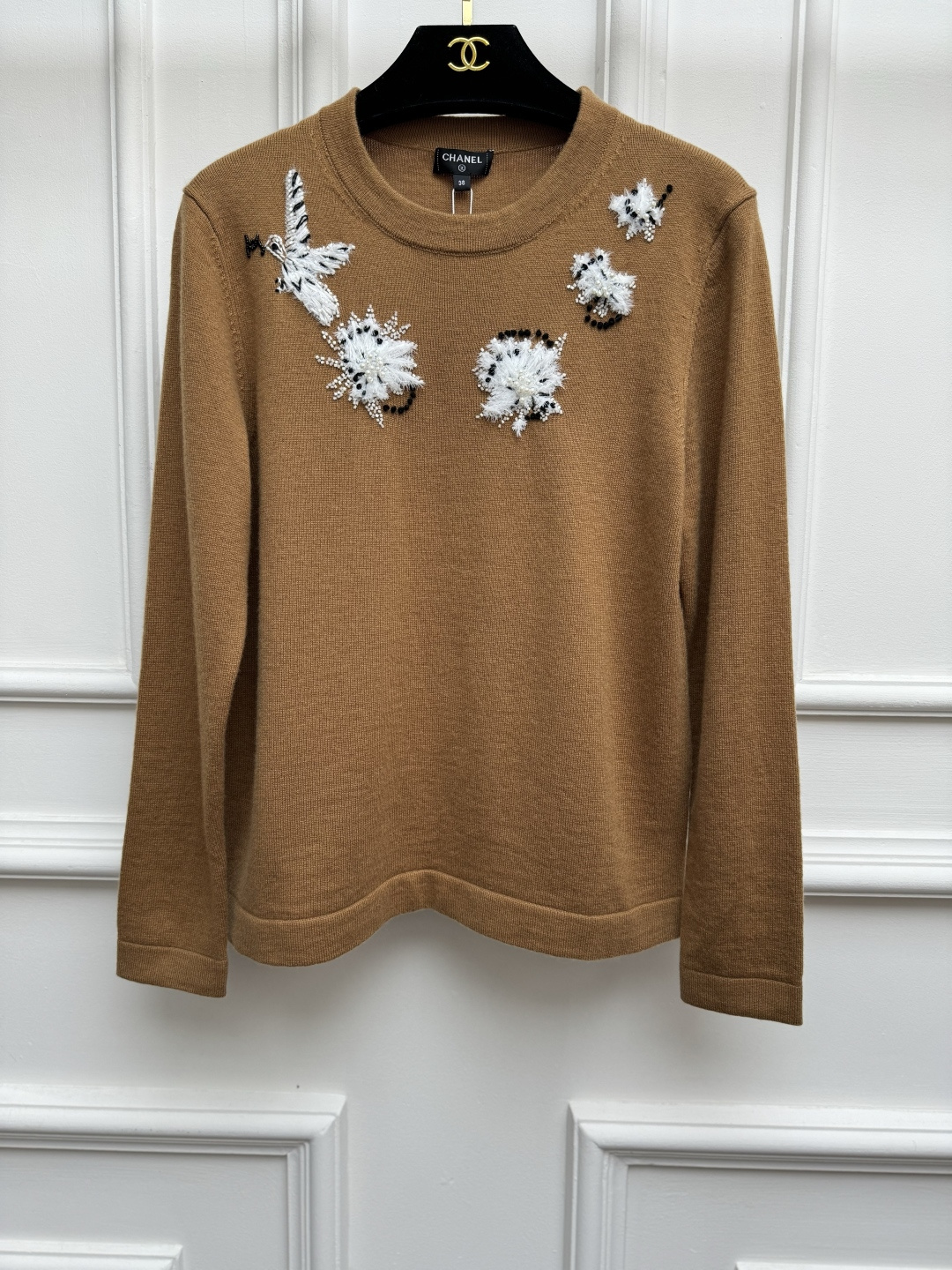 NO:928940,New styles for early autumn are available. Xiangjia ostrich knitted sweater 2026 handmade workshop series. Round neck design. Floral embroidery on the shoulders and feathers. Hand-woven beading logo decoration. Exquisite and elegant. Full of artistic sense. Cashmere blended knitted fabric. Soft and comfortable. Normal fit. The upper body is slim and elegant. Sizes SML,,chanel,sweaters,19860909早秋新款上新啦 香家鸵鸟针织毛衣 2026手工坊系列 圆领领口设计 肩部花卉刺绣羽毛飞鸟 手工编织钉珠logo装饰点缀 精致优雅 满满的艺术感 羊绒混纺针织面料 柔软舒适 正常版型 上身显瘦又气质 尺码SML,,chanel,sweaters,,Women's clothing