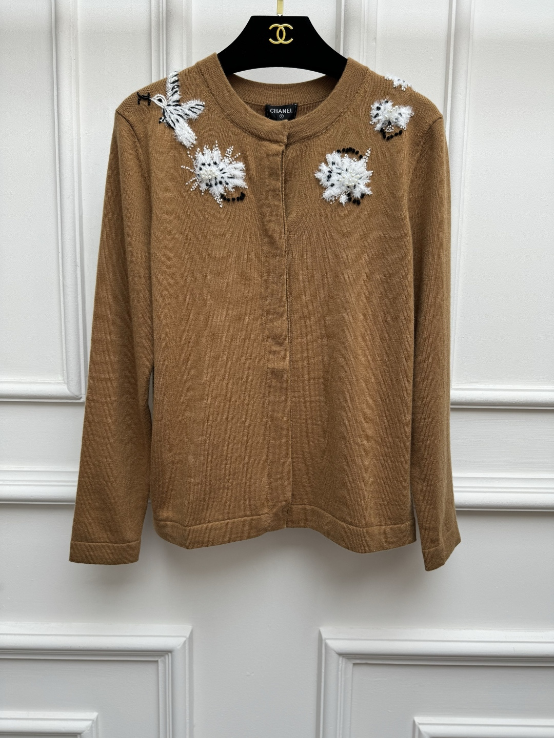 NO:928930,The new style for early autumn is available. Xiangjia ostrich knitted cardigan 2026 handmade workshop series. Round neck single-breasted design. Flower embroidery on the shoulder with feathers and birds. Hand-woven beading logo decoration. Exquisite and elegant. Full of artistic sense. Cashmere blended knitted fabric. Soft and comfortable. Normal fit. The upper body is slim and elegant. Size SML,,chanel,19860909早秋新款上新啦 香家鸵鸟针织开衫 2026手工坊系列 圆领单排扣设计 肩部花卉刺绣羽毛飞鸟 手工编织钉珠logo装饰点缀 精致优雅 满满的艺术感 羊绒混纺针织面料 柔软舒适 正常版型 上身显瘦又气质 尺码SML,,chanel,,Women's clothing