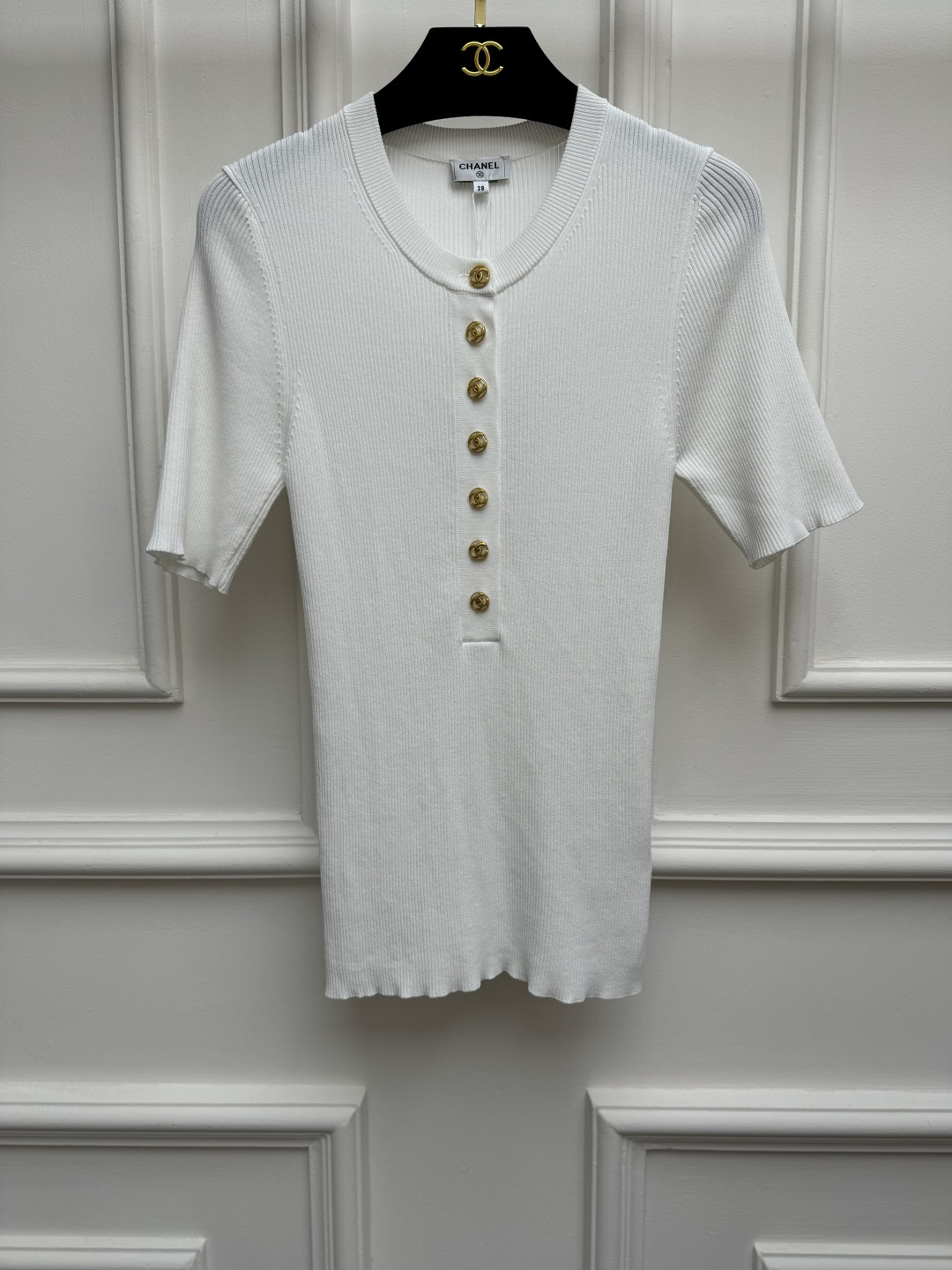 NO:928920,New styles for early autumn are available. Xiangjia half-open collar knitted short sleeves 2026 autumn and winter preview series. Round neck half-open collar design. Golden double C logo button decoration. Vertical pit strip texture. Simple, fashionable and advanced. Customized cotton blended fabric. Cool and comfortable. Stretch slim fit. The upper body is slim and elegant. Sizes SML,,chanel,T-shirt,19860909早秋新款上新啦 香家半开领针织短袖 2026秋冬预告系列 圆领半开领设计 金色双C logo纽扣装饰点缀 竖坑条纹理 简约时髦高级 定制棉质混纺面料 冰凉舒适 弹力修身版型 上身显瘦又气质 尺码SML,,chanel,T-shirt,,Women's clothing