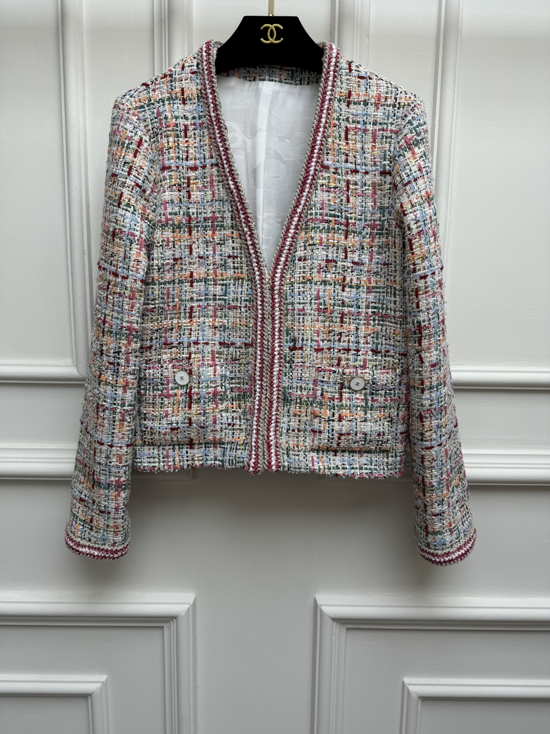 NO:928900,Spring and summer new styles are available. Chanel colorful tweed jacket 2026 spring and summer series. Temperament V-neck neckline. Pink piping design. Color strip weaving color. Sweet and age-reducing. Customized tweed fabric. Silk lining. Short version. The upper body is slim and elegant. Sizes SML,,chanel,jackets & coats,real silk,19860909春夏新款上新啦 香家彩色粗花呢外套 2026春夏系列 气质V领领口 粉色滚边设计 彩条编织配色 甜美减龄 定制斜纹软呢面料 真丝里衬 短款版型 上身显瘦又气质 尺码SML,,chanel,jackets & coats,real silk,,Women's clothing