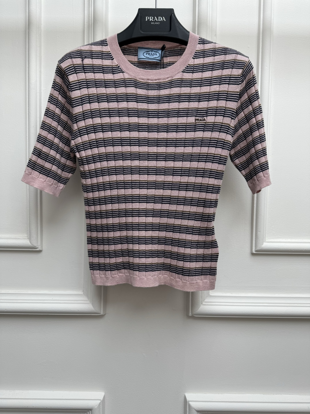 NO:928882,Spring and summer new styles are available. P striped knitted short sleeves. 2026 spring and summer series. Round ribbed neckline. Letter logo embroidery on the chest. Stripe contrasting design. Fashionable color matching to reduce age. Cashmere blended knitted fabric. Soft and comfortable. Stretchy slim fit. The upper body is slim and elegant. Size SML, T-shirt,19860909春夏新款上新啦 P家条纹针织短袖 2026春夏系列 圆领罗纹领口 胸前字母logo刺绣点缀 条纹撞色设计 配色时髦减龄 羊绒混纺针织面料 柔软舒适 弹力修身版型 上身显瘦又气质 尺码SML,,T-shirt,,Women's clothing