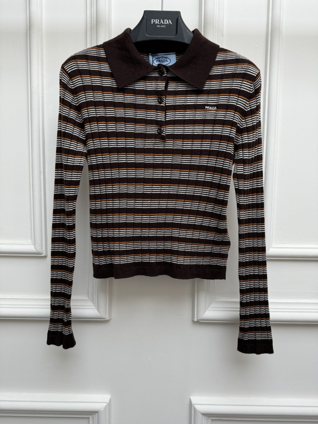 NO:928858,New styles for early autumn are available. P striped knitted polo shirt 2026 autumn and winter series. Classic polo collar design. Letter logo embroidery embellishment. Brown stripe color. Retro and fashionable. Cashmere blended knitted fabric. Soft and comfortable. Short version. The upper body is slim and elegant. Size SML,,19860909早秋新款上新啦 P家条纹针织polo衫 2026秋冬系列 经典polo领设计 字母logo刺绣点缀 棕色条纹配色 复古时髦 羊绒混纺针织面料 柔软舒适 短款版型 上身显瘦又气质 尺码SML,,,Women's clothing
