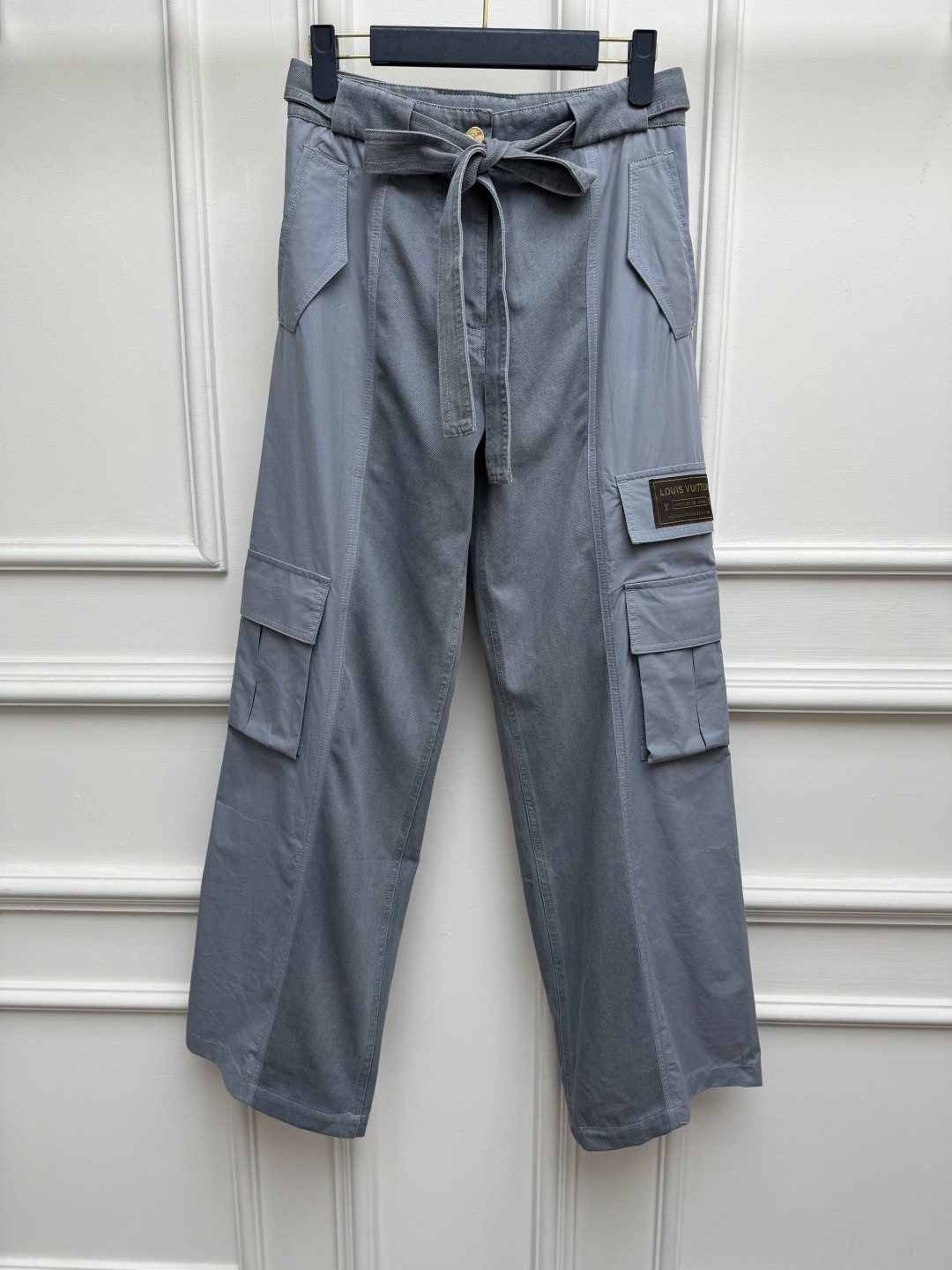 NO:928898,New spring and summer styles are available. L's spliced ​​workwear wide-leg pants 2026 spring and summer series. Contrasting color splicing design. Three-dimensional multi-pocket workwear tailoring. Leather logo decoration on the back waist. LV woven label decoration on the side. Handsome, simple and advanced. Customized pure cotton fabric. High-waisted wide-leg pants version. Comes with a belt of the same color. Full of cool and handsome. The upper body is slim and versatile. Sizes SML,, Louis vuitton, Louis vuitton,19860909春夏新款上新啦 L家拼接工装阔腿裤 2026春夏系列 撞色拼接设计 立体多口袋工装剪裁 后腰logo皮标装饰 侧面LV织唛点缀 帅气简约高级 定制纯棉面料 高腰阔腿裤版型 配有同色系腰带 酷帅感十足 上身显瘦又百搭 尺码SML,,louis vuitton,louis vuitton,,Women's clothing