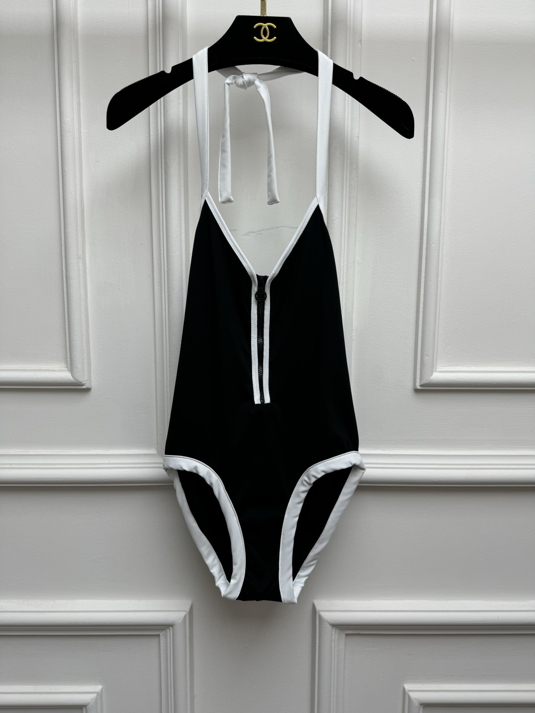 NO:932037,Spring and summer new styles are available. Xiangjia halterneck one-piece swimsuit 2026 summer beach series. Halterneck strap design. Black and white contrasting edging. Chest zipper decoration. Fashionable and advanced. Can be used as a swimsuit. Can be used as a vest for daily use. A rare treasure item. Exclusive inner wear for hot girls. Size SML,,chanel,swimsuits,19860909春夏新款上新啦 香家挂脖连体泳衣 2026夏季沙滩系列 挂脖绑带设计 黑白撞色包边 胸前拉链装饰点缀 时髦又高级 既能下手当泳衣 日常可当背心 不可多得的宝藏单品 辣妹专属内搭 尺码SML,,chanel,swimsuits,,Women's clothing