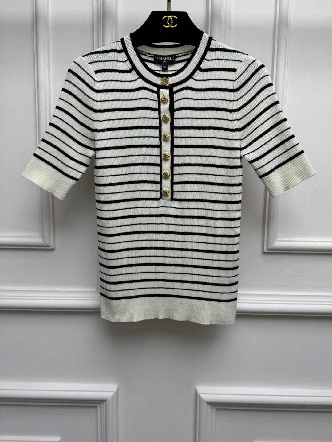 NO:932029,New styles for early autumn are available. Xiangjia striped knitted short-sleeved 2026 autumn and winter preview series. Round neck neck design. Classic stripe color. Golden double C logo button decoration. Simple, fashionable and high-end. Cotton blended knitted fabric. Stretch slim fit. The upper body is slim and versatile. Sizes SML,,chanel,T-shirt,19860909早秋新款上新啦 香家条纹针织短袖 2026秋冬预告系列 圆领领口设计 经典条纹配色 金色双C logo纽扣装饰点缀 简约时髦高级 棉混纺针织面料 弹力修身版型 上身显瘦又百搭 尺码SML,,chanel,T-shirt,,Women's clothing