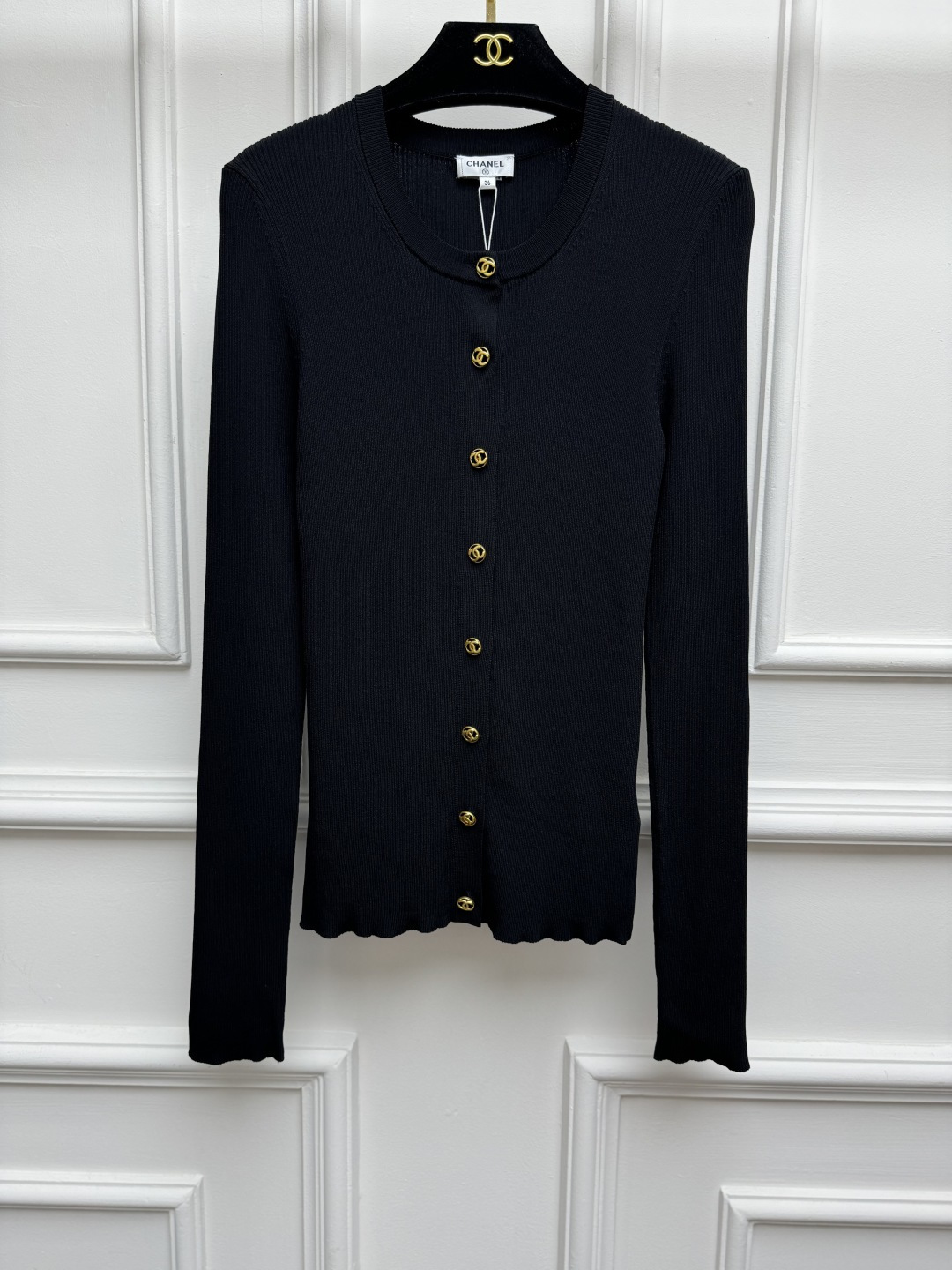 NO:932103,New styles for early autumn are available. Chanel Slim Knitted Cardigan 2026 Autumn and Winter Preview Series. Round neck single-breasted design. Golden double C logo buttons. Vertical pit strip texture. Simple, fashionable and advanced. Customized cotton blended fabric. Cool and comfortable. Stretchy slim fit. The upper body is slim and elegant. Size SML,,chanel,19860909早秋新款上新啦 香家修身针织开衫 2026秋冬预告系列 圆领单排扣设计 金色双C logo纽扣装饰点缀 竖坑条纹理 简约时髦高级 定制棉质混纺面料 冰凉舒适 弹力修身版型 上身显瘦又气质 尺码SML,,chanel,,Women's clothing