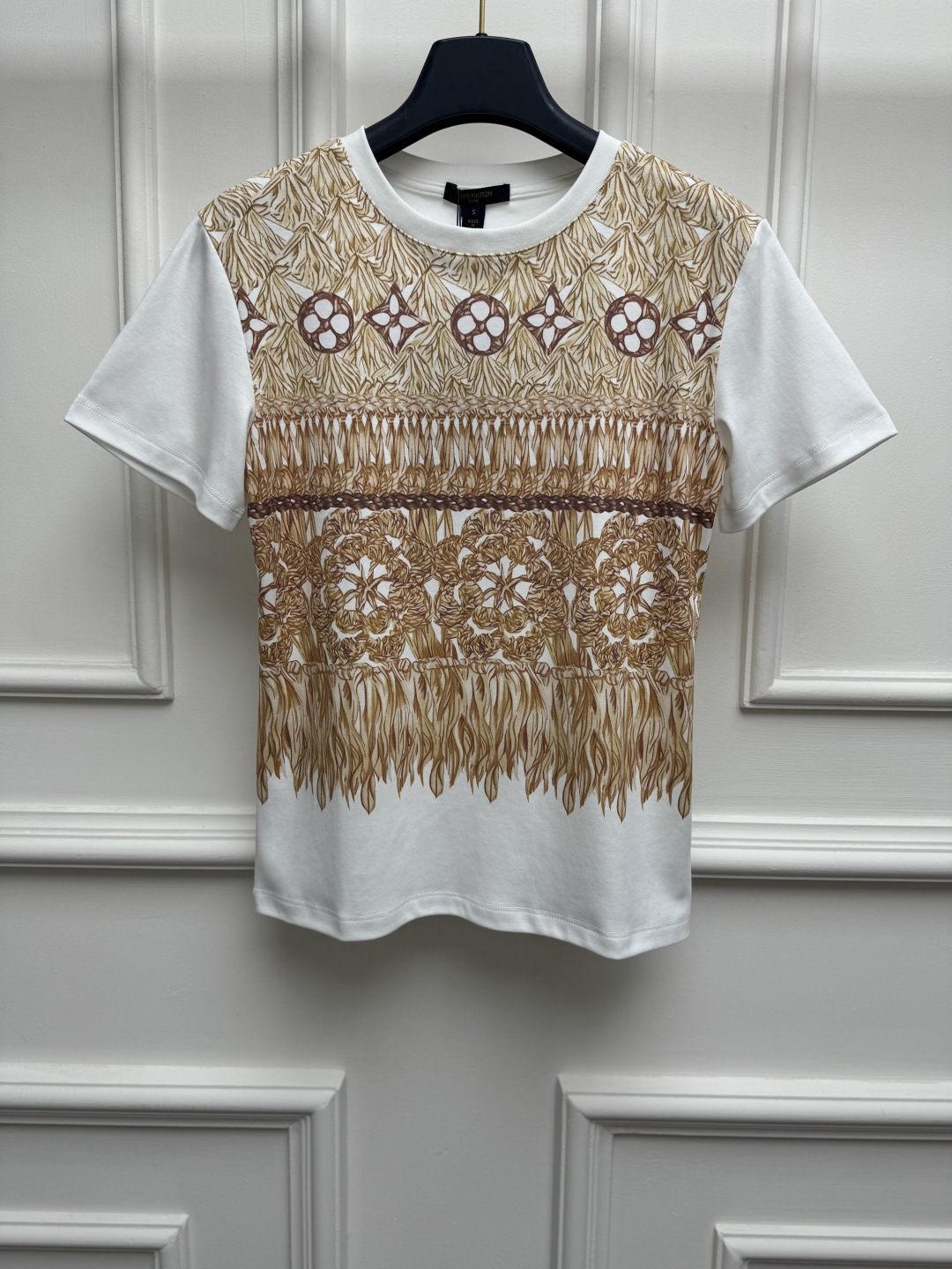 NO:932028,New spring and summer styles are available. L's raffia printed T-shirt 2026 spring and summer series. Round neck design. Straw printed pattern has a great visual effect. Full sense of details. Low-key luxury. Imported pure cotton fabric. Soft, comfortable and breathable. Normal fit. The upper body looks slim and elegant. Sizes SML, Louis Vuitton, espadrilles, tees, t-shirt,19860909春夏新款上新啦 L家拉菲草印花T恤 2026春夏系列 圆领领口设计 采用草编印花图案视觉效果超赞 细节感满满 低调奢华 进口纯棉面料 柔软舒适透气 正常版型 上身显瘦又气质 尺码SML,,louis vuitton,espadrilles,tees，t-shirt,,Women's clothing