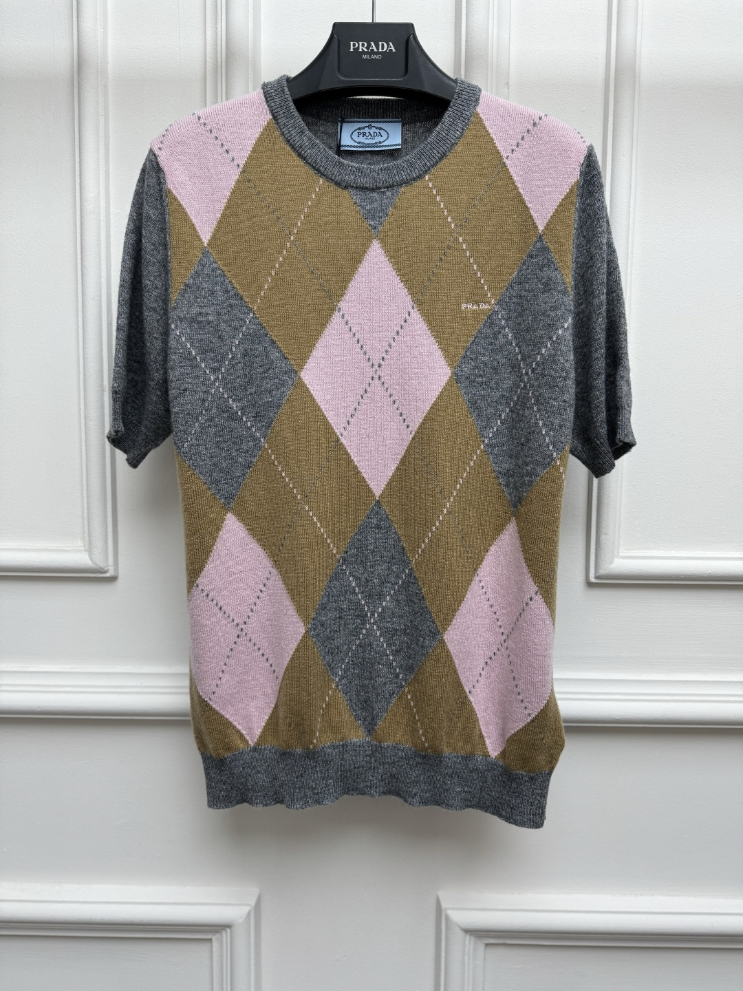 NO:932086,New styles for early autumn are available. P’s diamond knitted short-sleeved 2026 autumn and winter series. Round neck design. Diamond contrast letter intarsia pattern. Fashionable color matching to reduce age. Cashmere knitted fabric. Comfortable and breathable. Normal fit. The upper body looks slim and elegant. Size SML, T-shirt,19860909早秋新款上新啦 P家菱格针织短袖 2026秋冬系列 圆领领口设计 菱格撞色字母嵌花图案 配色时髦减龄 羊绒针织面料 舒适透气 正常版型 上身显瘦又气质 尺码SML,,T-shirt,,Women's clothing