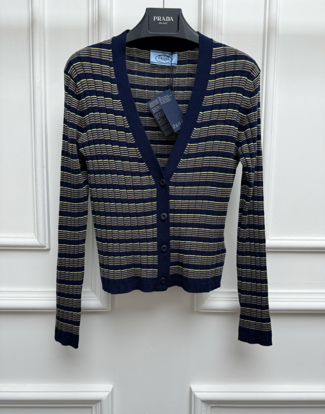 NO:932077,New styles for early autumn are available. P's striped knitted cardigan 2026 autumn and winter series. Temperamental V-neck collar. Contrast stripe design. Letter logo embroidery on the chest. Retro and fashionable. Cashmere blended knitted fabric. Soft and comfortable. Short version. The upper body is slim and elegant. Size SML,,19860909早秋新款上新啦 P家条纹针织开衫 2026秋冬系列 气质V领领口 撞色条纹设计 胸前字母logo刺绣点缀 复古时髦 羊绒混纺针织面料 柔软舒适 短款版型 上身显瘦又气质 尺码SML,,,Women's clothing