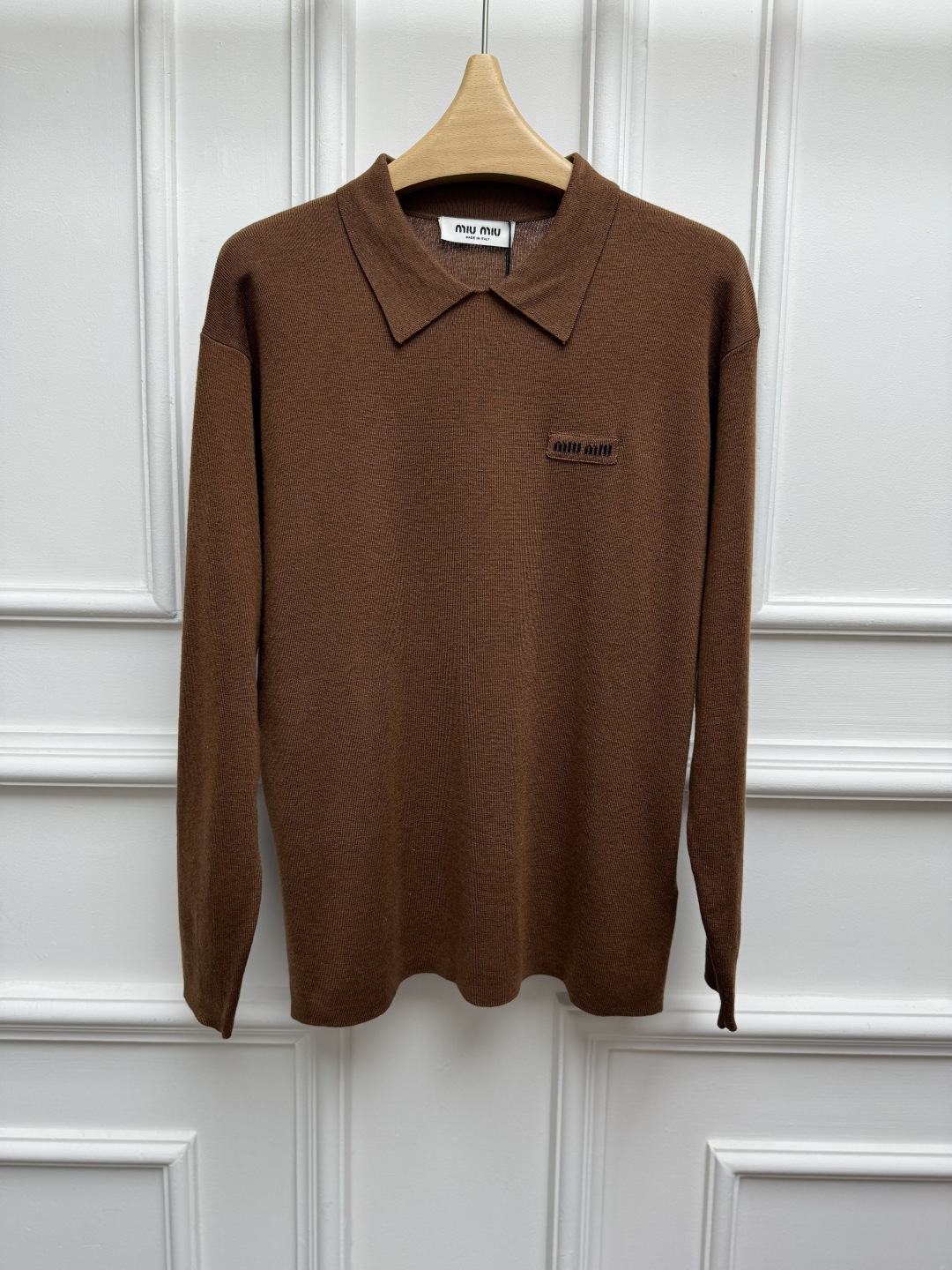 NO:932059,New arrival for early autumn. Miu brown wool sweater 2026 autumn and winter series. Classic lapel neck design. Logo embroidery on the chest. Maillard color. Retro and lazy. Wool blended fabric. Soft and comfortable. Loose fit. The upper body is slim and elegant. Size SML,,miumiu,19860909早秋新款上新啦 Miu棕色羊毛针织衫 2026秋冬系列 经典翻领领口设计 胸前logo徽标刺绣点缀 美拉德色系 复古慵懒 羊毛混纺面料 柔软舒适 宽松版型 上身显瘦又气质 尺码SML,,miumiu,,Women's clothing