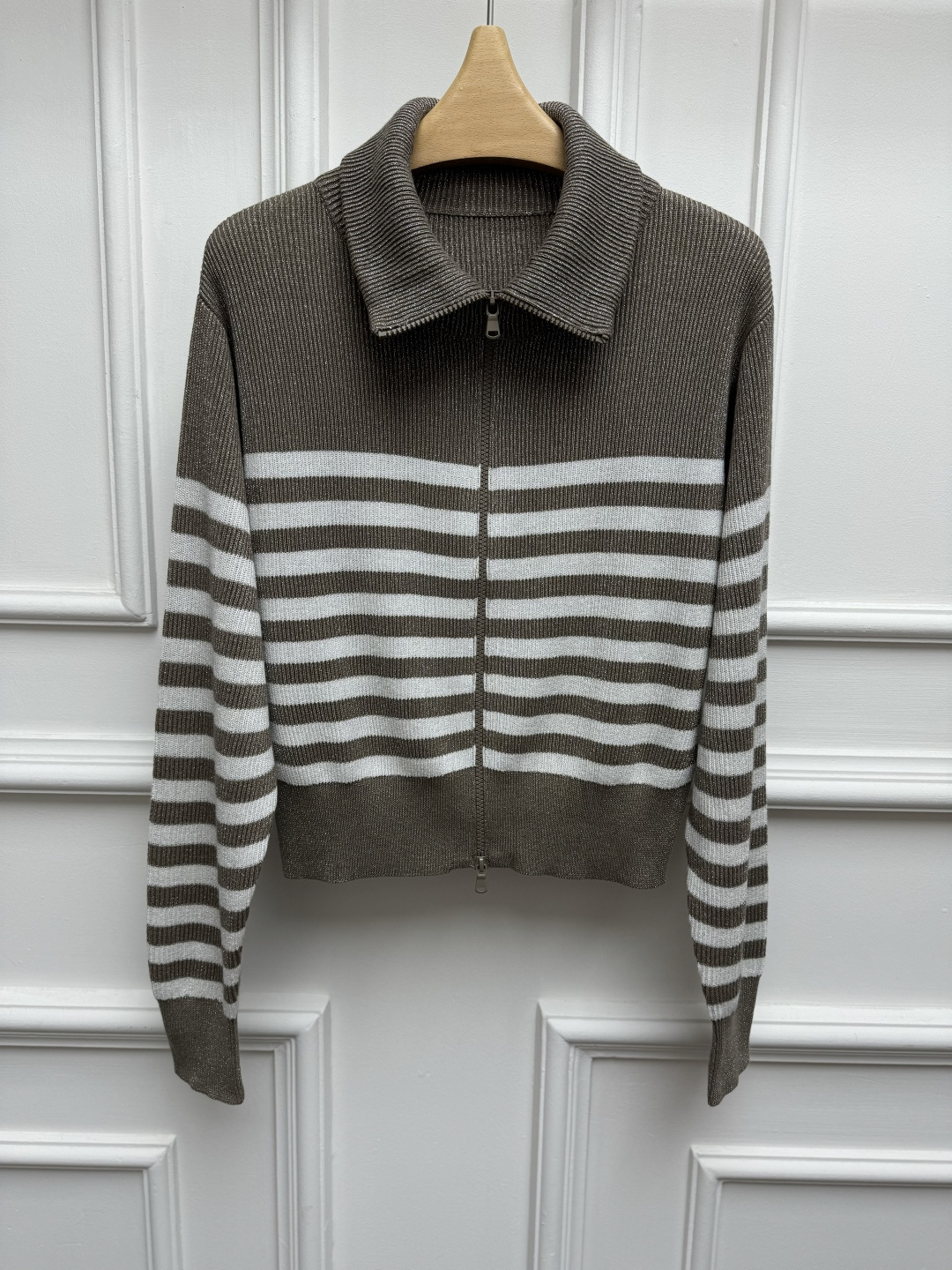 NO:932043,The new style for early autumn is new. BC striped knitted cardigan 2026 autumn and winter series. Lapel neckline. Double zipper design. Brown and white stripe color. Gold and silver thread blended in. Retro and high-end. Customized cotton blended yarn. Soft and comfortable. Short version. The upper body is slim and elegant. Size SML,,19860909早秋新款上新啦 BC条纹针织开衫 2026秋冬系列 翻领领口 双开拉链设计 棕白条纹配色 金银线混纺其中 复古又高级 定制棉混纺纱线 柔顺舒适 短款版型 上身显瘦又气质 尺码SML,,,Women's clothing