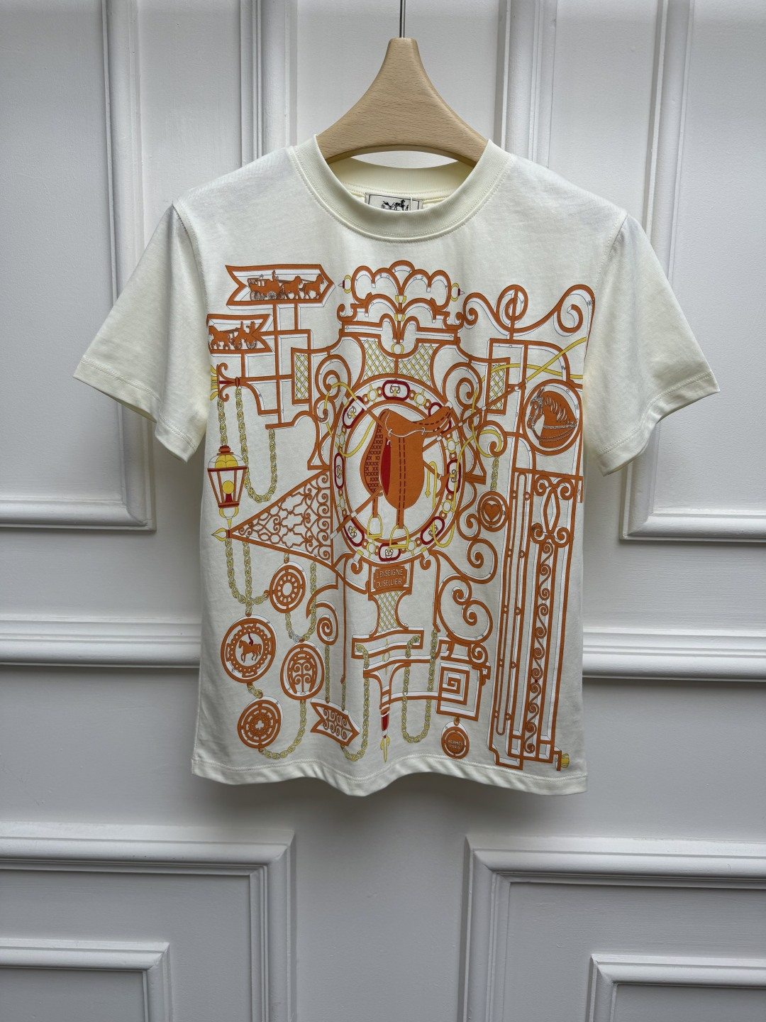 NO:932036,New styles for early spring are available. H family equestrian print T-shirt 2026 spring and summer series. Round neck design. Printed pattern using classic elements such as equestrian + harness + badge. Simple and fashionable, retro and high-end. Customized cotton fabric. Soft, comfortable and breathable. Normal fit. The upper body is slim and elegant. Sizes are SML, tees, t-shirt,19860909早春新款上新啦 H家马术印花T恤 2026春夏系列 圆领领口设计 采用马术+马具+徽章等经典元素印花图案 简约时髦 复古高级 定制纯棉面料 柔软舒适透气 正常版型 上身显瘦又气质 尺码SML,,tees，t-shirt,,Women's clothing