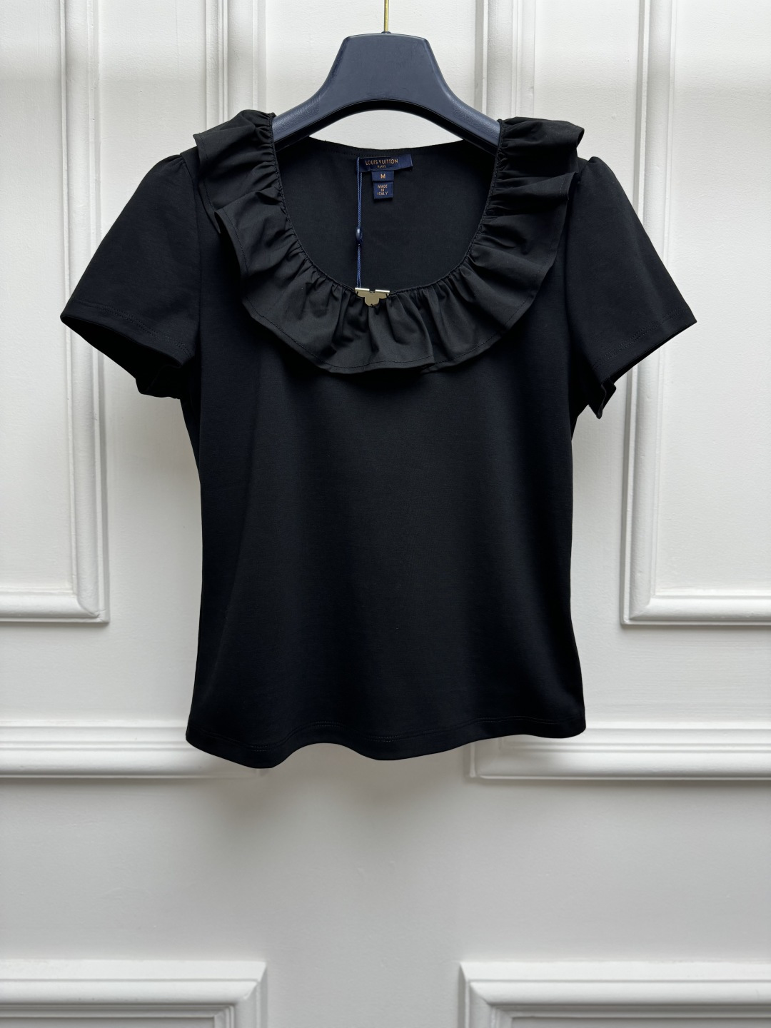 NO:931987,Spring and summer new styles are available. L family fungus collar T-shirt 2026 spring and summer series. Fungus collar design. Metal buckle decoration in the collar. It is age-reducing and stylish. Imported pure cotton fabric. Comfortable and crisp. Short version. The upper body is slim and elegant. Sizes are SML, Louis Vuitton, tees, t-shirt,19860909春夏新款上新啦 L家木耳边领T恤 2026春夏系列 木耳边领口设计 领中夹金属扣装饰点缀 减龄又洋气 进口纯棉面料 舒适挺括 短款版型 上身显瘦又气质 尺码SML,,louis vuitton,tees，t-shirt,,Women's clothing