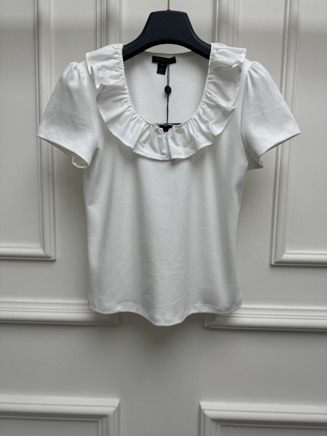 NO:931975,Spring and summer new styles are available. L family fungus collar T-shirt 2026 spring and summer series. Fungus collar design. Metal buckle decoration in the collar. It is age-reducing and stylish. Imported pure cotton fabric. Comfortable and crisp. Short version. The upper body is slim and elegant. Sizes are SML, Louis Vuitton, tees, t-shirt,19860909春夏新款上新啦 L家木耳边领T恤 2026春夏系列 木耳边领口设计 领中夹金属扣装饰点缀 减龄又洋气 进口纯棉面料 舒适挺括 短款版型 上身显瘦又气质 尺码SML,,louis vuitton,tees，t-shirt,,Women's clothing