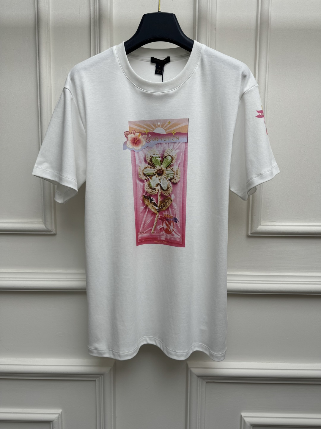 NO:931969,Spring and summer new styles are available. L's raffia printed T-shirt 2026 spring and summer series. Round neck design. Raffia woven flower + sunrise printing pattern. Three-dimensional floral decoration. Low-key luxury. Youthful. Imported pure cotton fabric. Soft, comfortable and breathable. Loose fit. The upper body is slim and elegant. Sizes SML, Louis Vuitton, espadrilles, tees, t-shirt,19860909春夏新款上新啦 L家拉菲草印花T恤 2026春夏系列 圆领领口设计 拉菲草编织花+日出印花图案 立体花卉装饰点缀 低调奢华 青春洋溢 进口纯棉面料 柔软舒适透气 宽松版型 上身显瘦又气质 尺码SML,,louis vuitton,espadrilles,tees，t-shirt,,Women's clothing