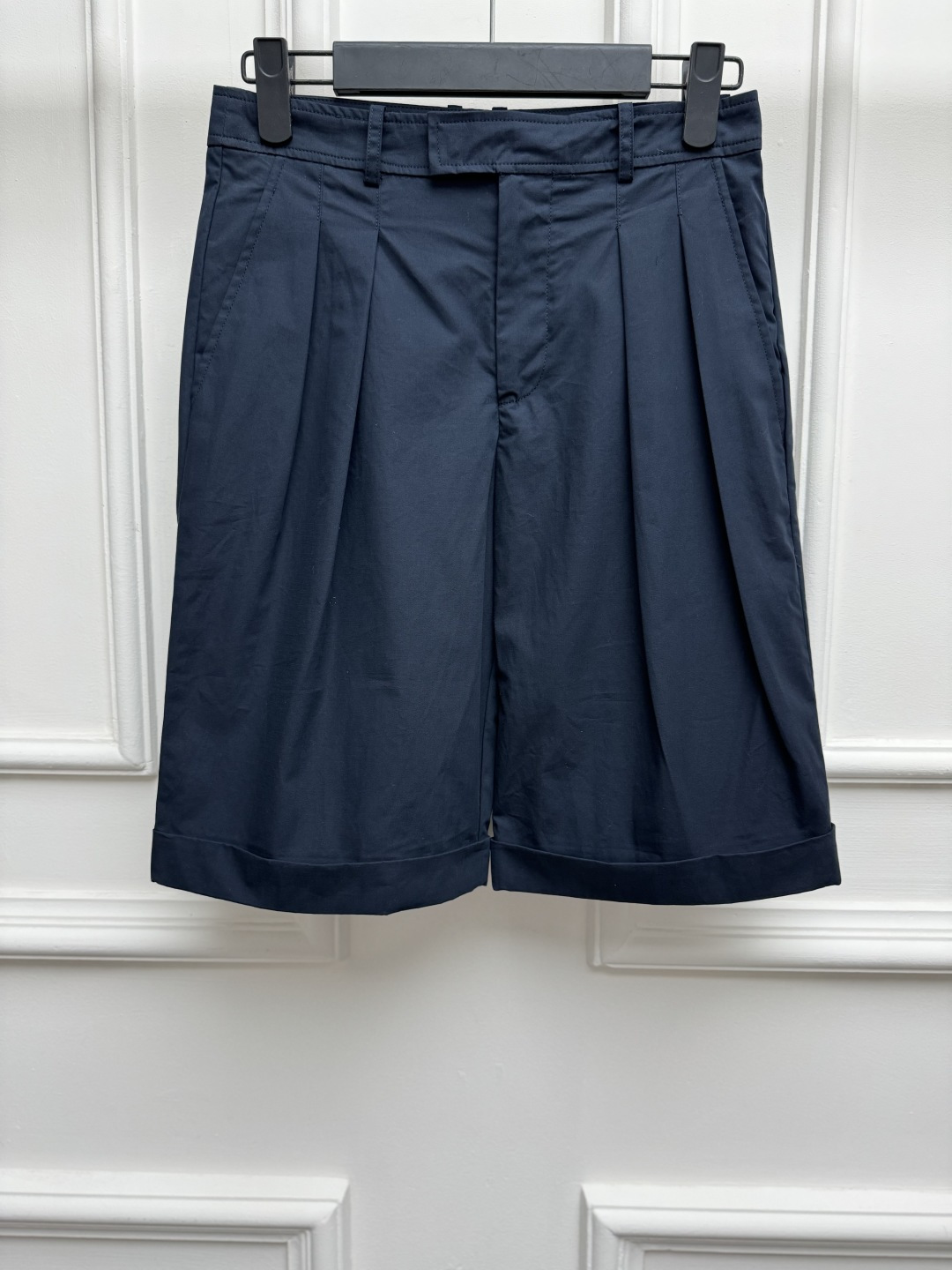 NO:931949,New spring and summer styles are available. YSL navy blue three-quarter pants 2026 spring and summer series. High-waisted design elongates the leg lines. Three-dimensional pleats naturally widen the trouser legs. Perfectly modify the leg shape. The hem details on the trouser legs add a casual atmosphere. Simple, high-end and distinctive. Customized washed cotton fabric. Straight-leg three-quarter pants version. The upper body is crisp and stylish. Size SML, saint laurent,19860909春夏新款上新啦 YSL藏青色五分裤 2026春夏系列 高腰设计拉长腿部线条 立体压褶自然拓宽裤管 完美修饰腿型 裤脚卷边细节增添休闲气息 简约高级有特色 定制水洗棉面料 直筒五分裤版型 上身挺括有型 尺码SML,,saint laurent,,Women's clothing