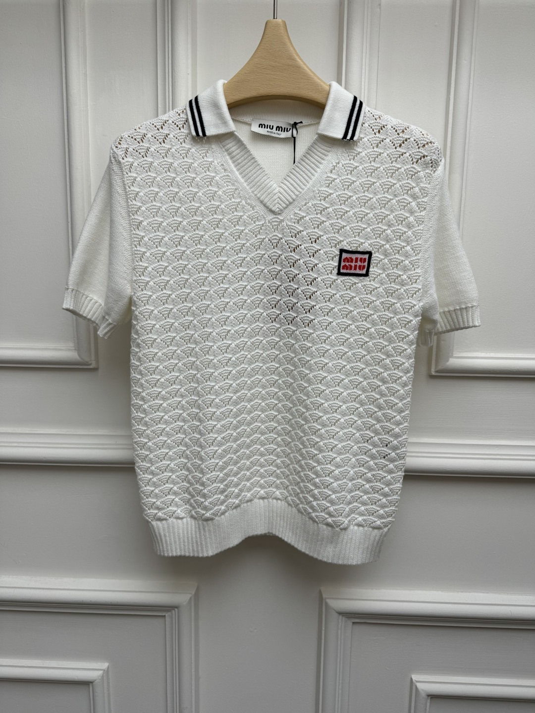 NO:934247,Spring and summer new styles are available Miu hollow knitted short sleeves 2026 spring and summer series Classic polo collar design Fan-shaped hollow woven texture on the front Square letter logo embellishment on the chest Age-reducing college style Cashmere blended knitted fabric Soft, comfortable and breathable Loose fit Upper body is versatile and elegant Size SML,,miumiu,T-shirt,19860909春夏新款上新啦 Miu镂空针织短袖 2026春夏系列 经典polo领设计 前身扇型镂空编织纹理 胸前方形字母logo徽标点缀 减龄学院风 羊绒混纺针织面料 软糯舒适透气 宽松版型 上身百搭又气质 尺码SML,,miumiu,T-shirt,,Women's clothing