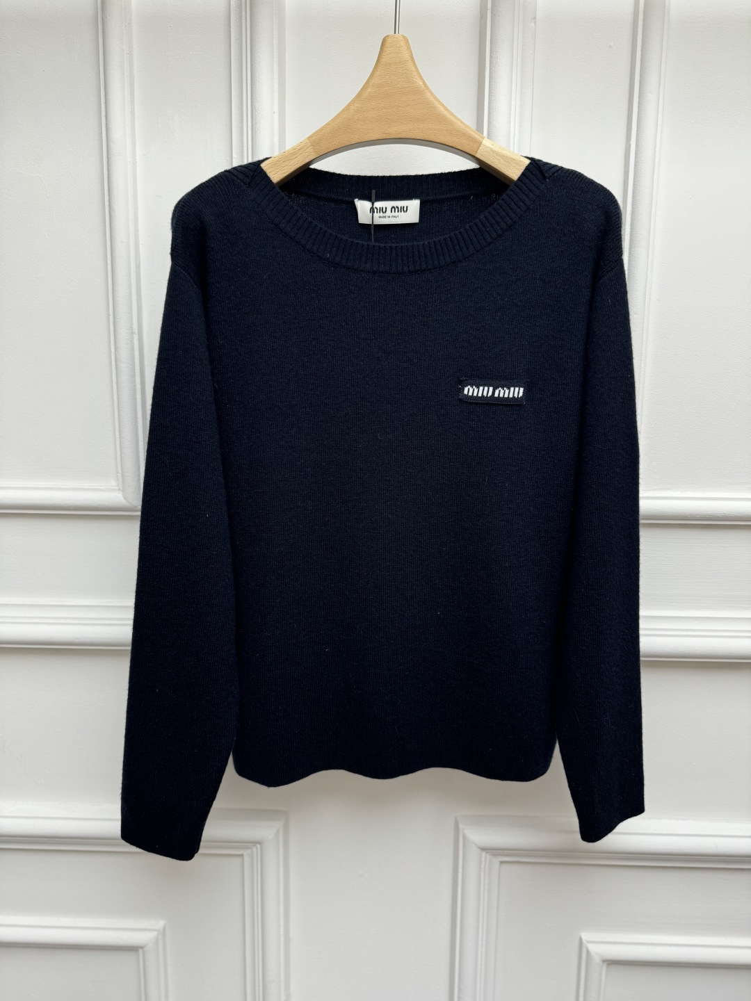 NO:934242,The new style for early autumn is new. Miu one-shoulder knitted sweater 2026 autumn and winter series. French one-shoulder design. Letter logo embellishment on the chest. The color is simple and high-end. Wool knitted fabric. Soft and comfortable. Loose fit. The upper body is slim and elegant. Sizes SML,,miumiu,sweaters,19860909早秋新款上新啦 Miu一字肩针织毛衣 2026秋冬系列 法式一字肩设计 胸前字母logo徽标点缀 配色简约高级 羊毛针织面料 柔软舒适 宽松版型 上身显瘦又气质 尺码SML,,miumiu,sweaters,,Women's clothing