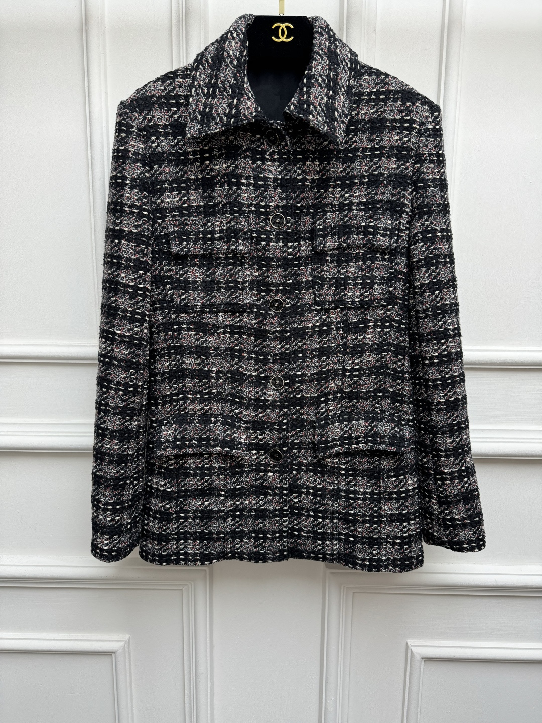 NO:934232,Spring and summer new styles are available. Chanel black and red plaid jacket 2026 spring and summer series. Single-breasted lapel design. Retro plaid black and red color. Fashionable and high-end. Twill wool tweed fabric. Silk jacquard lining. Slim fit. The upper body is slim and elegant. Sizes SML,,chanel,jackets & coats,real silk,19860909春夏新款上新啦 香家黑红格纹外套 2026春夏系列 翻领单排扣设计 复古格纹黑红配色 时髦高级 斜纹羊毛花呢面料 真丝提花里衬 修身版型 上身显瘦又气质 尺码SML,,chanel,jackets & coats,real silk,,Women's clothing