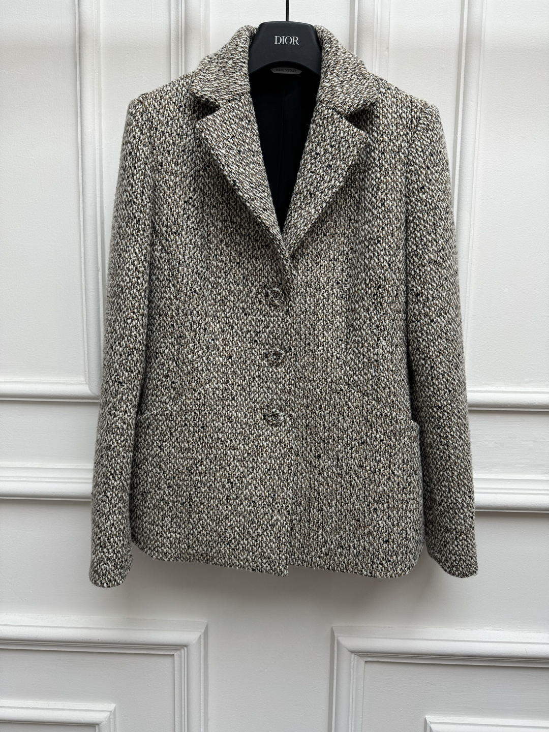 NO:934227,The new style of early autumn is new. D family mixed color suit jacket 2026 autumn and winter series. Single-breasted lapel design. Mixed color weaving technology. Retro color matching. Customized wool tweed fabric. Thick and three-dimensional. Silk lining. Slim fit. The upper body is slim and elegant. Sizes SML, dior, jackets & coats, business suit, real silk,19860909早秋新款上新啦 D家混色西装外套 2026秋冬系列 翻领单排扣设计 混色编织工艺 配色复古高级 定制羊毛粗花呢面料 厚实立体 真丝里衬 修身版型 上身显瘦又气质 尺码SML,,dior,jackets & coats,business suit,real silk,,Women's clothing