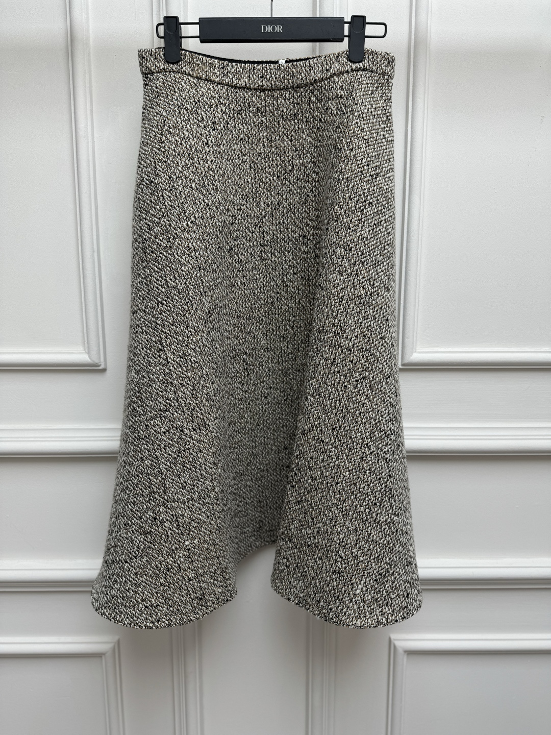 NO:934218,New arrival for early autumn. D family mixed color tweed skirt 2026 autumn and winter series. Side zipper design. Mixed color weaving process. Retro color matching. Customized wool tweed fabric. Thick and three-dimensional. Silk lining. High waist and large umbrella version. The upper body is slim and versatile. Sizes SML, dior, skirts, real silk,19860909早秋新款上新啦 D家混色花呢半身裙 2026秋冬系列 侧拉链设计 混色编织工艺 配色复古高级 定制羊毛粗花呢面料 厚实立体 真丝里衬 高腰大伞版型 上身显瘦又百搭 尺码SML,,dior,skirts,real silk,,Women's clothing