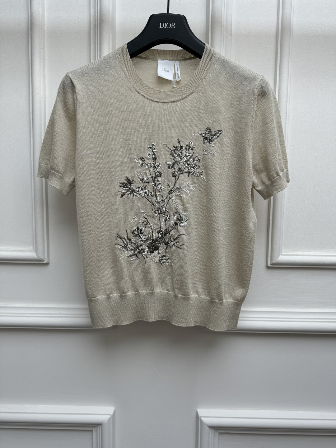 NO:934256,New spring and summer styles are available. D family floral embroidered short sleeves 2026 spring and summer series. Round ribbed neckline. Exquisite floral embroidery pattern. Gentle and elegant color matching. Wool blended knitted fabric. Light and comfortable. Slim fit. The upper body is slim and elegant. Sizes SML, dior, T-shirt,19860909春夏新款上新啦 D家花卉刺绣短袖 2026春夏系列 圆领罗纹领口 精致的花卉刺绣图案 配色温柔优雅 羊毛混纺针织面料 轻薄舒适 修身版型 上身显瘦又气质 尺码SML,,dior,T-shirt,,Women's clothing
