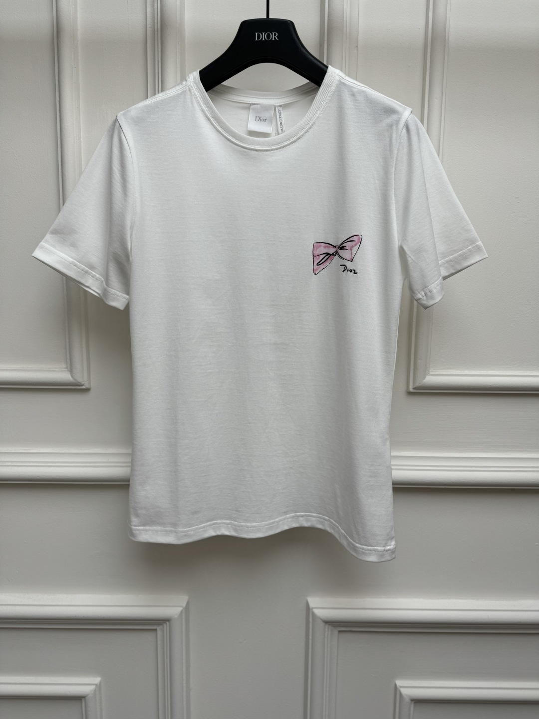 NO:934244,New spring and summer styles are available. D's bow printed T-shirt 2026 spring and summer series. Round neck design. Bow printed pattern on the chest. Letter embroidery embellishment. Fashionable and age-reducing. Full of girly feel. Customized pure cotton fabric. Soft, comfortable and breathable. Normal fit. The upper body is slim and elegant. Sizes SML, dior, tees, t-shirt,19860909春夏新款上新啦 D家蝴蝶结印花T恤 2026春夏系列 圆领领口设计 胸前蝴蝶结印花图案 字母刺绣点缀 时髦又减龄 少女感十足 定制纯棉面料 柔软舒适透气 正常版型 上身显瘦又气质 尺码SML,,dior,tees，t-shirt,,Women's clothing