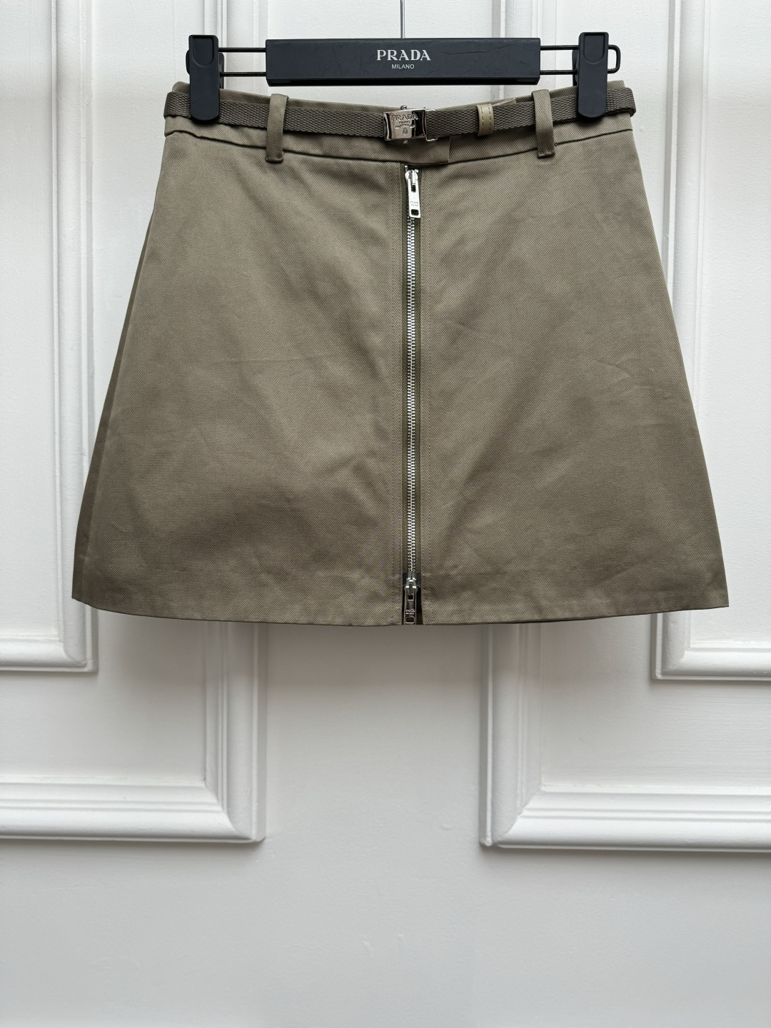 NO:934236,New styles for early autumn are available. P home-colored workwear skirt. 2026 autumn and winter series. Front zipper design. Workwear-style logo belt embellishment. Sweet, cool, handsome and fashionable. Customized twill cotton fabric. Stiff and stylish. High-waisted A-line version. The upper body is slim and elegant. Sizes SML,,skirts,19860909早秋新款上新啦 P家咖色工装半裙 2026秋冬系列 前拉链设计 工装风logo腰带点缀 甜酷帅气时髦 定制斜纹棉布面料 挺括有型 高腰A字版型 上身显瘦又气质 尺码SML,,skirts,,Women's clothing