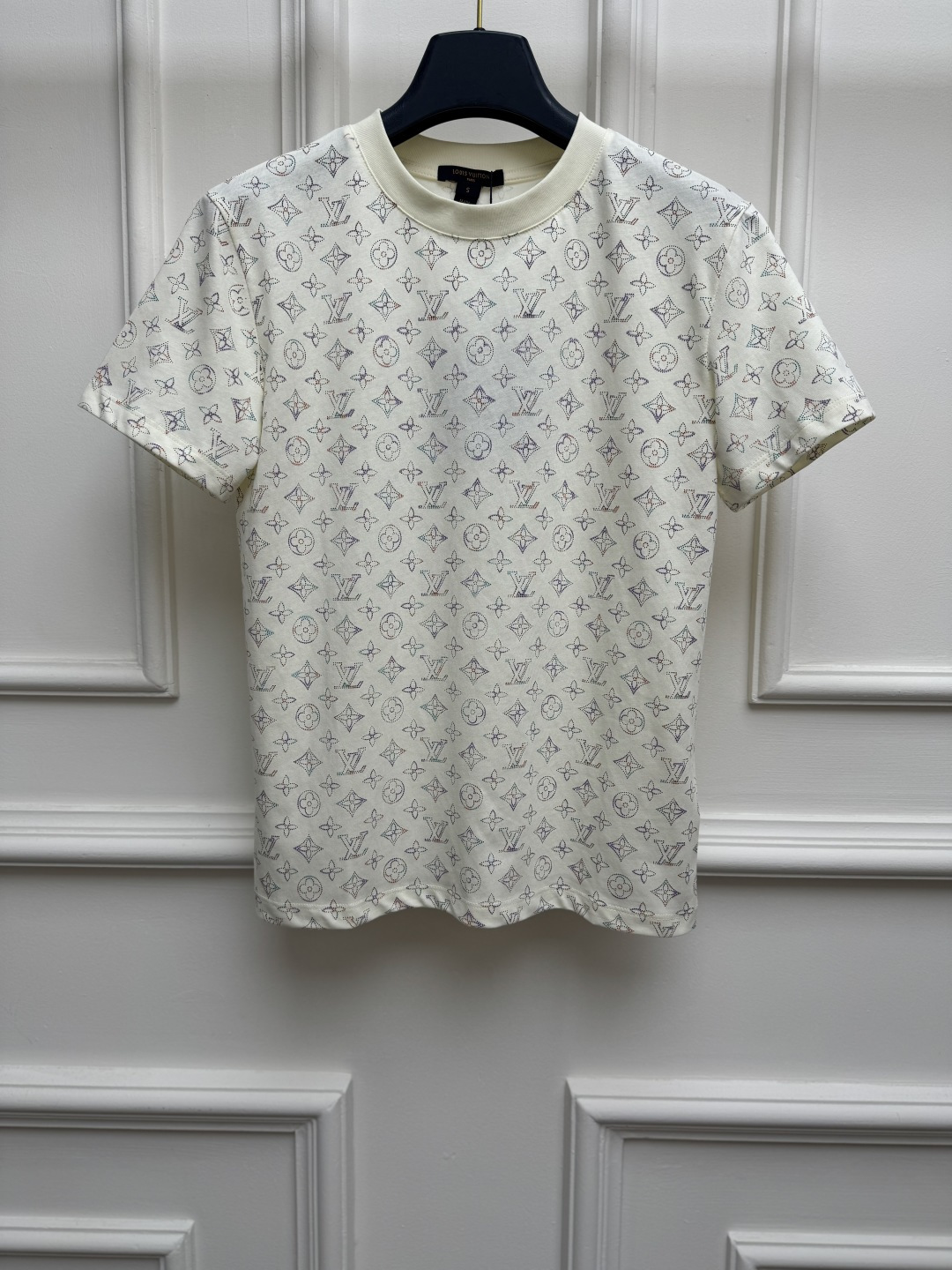 NO:934231,Spring and summer new styles are available. L family old flower printed T-shirt 2026 spring and summer series. Round neck design. Fully printed hollow color four-leaf clover letter jacquard pattern. Low-key luxury. Fashionable and advanced. Customized pure cotton fabric. Soft, comfortable and breathable. Normal fit. The upper body is slim and elegant. Sizes SML, Louis Vuitton, tees, t-shirt,19860909春夏新款上新啦 L家老花印花T恤 2026春夏系列 圆领领口设计 满印镂空彩色四叶草字母提花图案 低调奢华 时髦高级 定制纯棉面料 柔软舒适透气 正常版型 上身显瘦又气质 尺码SML,,louis vuitton,tees，t-shirt,,Women's clothing