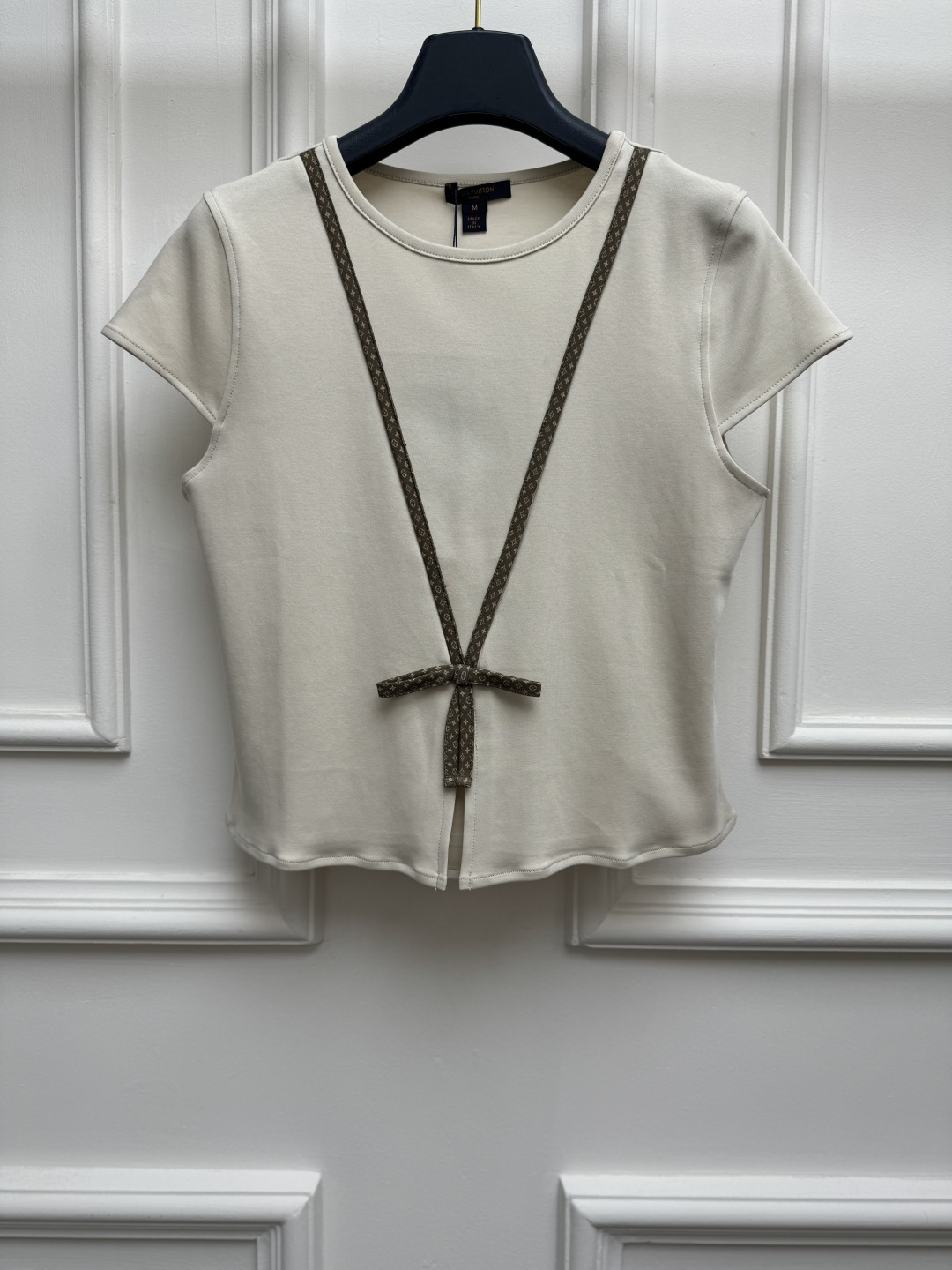 NO:934226,New spring and summer styles are available. L's ribbon bow T-shirt 2026 spring and summer series. Irregular tailoring design. Presbyopic ribbon bow strap decoration. Fashionable personality. Imported pure cotton fabric. Slim fit. The upper body is slim and elegant. Sizes SML, louis vuitton, tees, t-shirt,19860909春夏新款上新啦 L家织带蝴蝶结T恤 2026春夏系列 不规则剪裁设计 老花织带蝴蝶结绑带装饰点缀 时髦个性 进口纯棉面料 修身版型 上身显瘦又气质 尺码SML,,louis vuitton,tees，t-shirt,,Women's clothing
