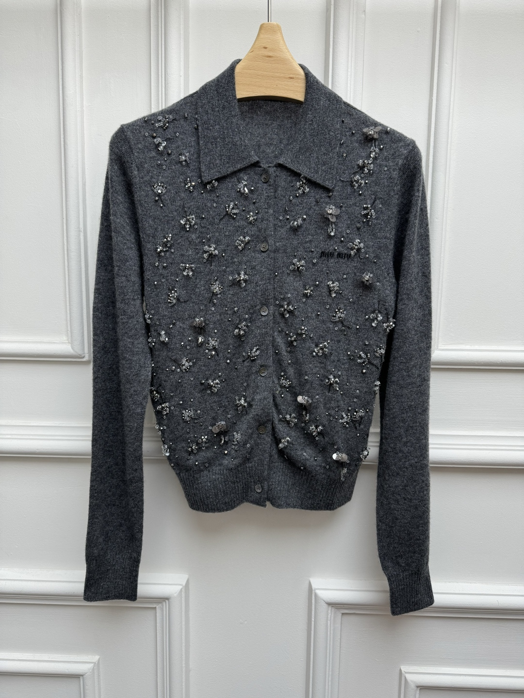 NO:945499,New spring and summer models are available Miu heavy beaded cardigan 2026 spring and summer series Classic polo neckline Heavy beaded sequin design Letter logo embroidered embellishment Sparkling and fashionable, full of high-end sense Customized cashmere fabric Soft and comfortable Slim fit The upper body is slim and elegant Size SML,,miumiu,19860909春夏新款上新啦 Miu重工钉珠开衫 2026春夏系列 经典polo领领口 重工钉珠亮片设计 字母徽标logo刺绣点缀 闪耀时髦吸晴 满满的高级感 定制羊绒面料 软糯舒适 修身版型 上身显瘦又气质 尺码SML,,miumiu,,Women's clothing