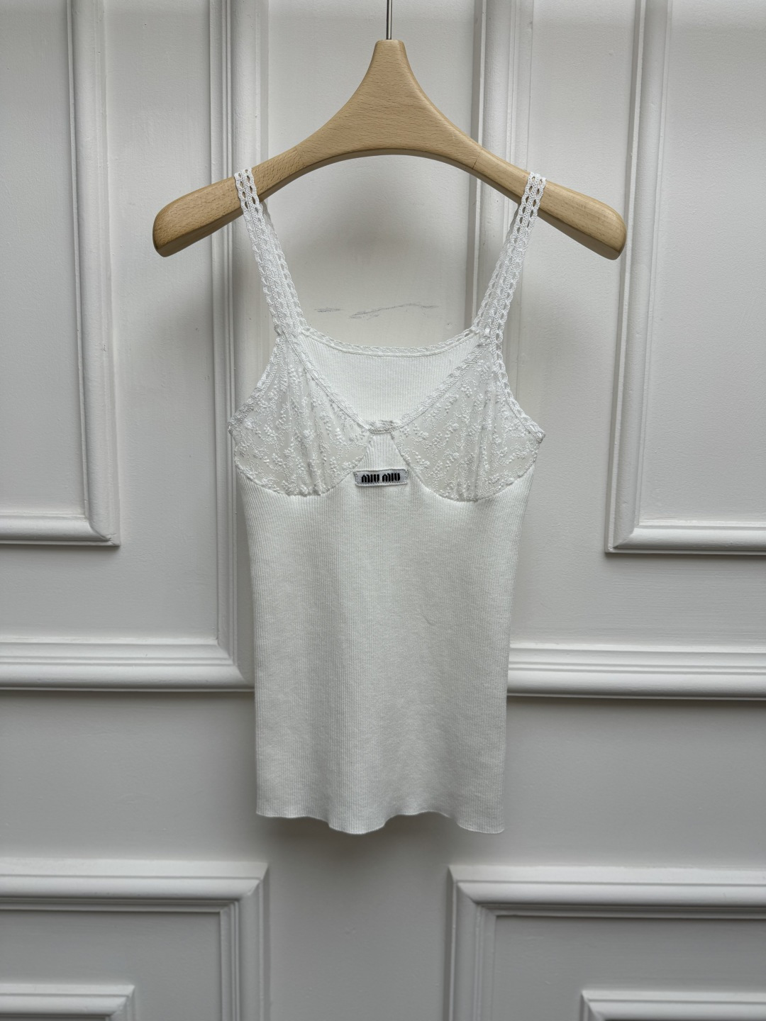 NO:945486,New spring and summer new styles Miu lace splicing vest 2026 spring and summer series Temperament V-neck neckline Lace splicing design Letter logo embellishment Sweet and fashionable high-end cotton blended knitted fabric Soft and comfortable Elastic slim fit The upper body is slim and versatile Size SML,,miumiu,19860909春夏新款上新啦 Miu蕾丝拼接背心 2026春夏系列 气质V领领口 蕾丝花边拼接设计 字母logo徽标点缀 甜美时髦高级 棉混纺针织面料 柔软舒适 弹力修身版型 上身显瘦又百搭 尺码SML,,miumiu,,Women's clothing