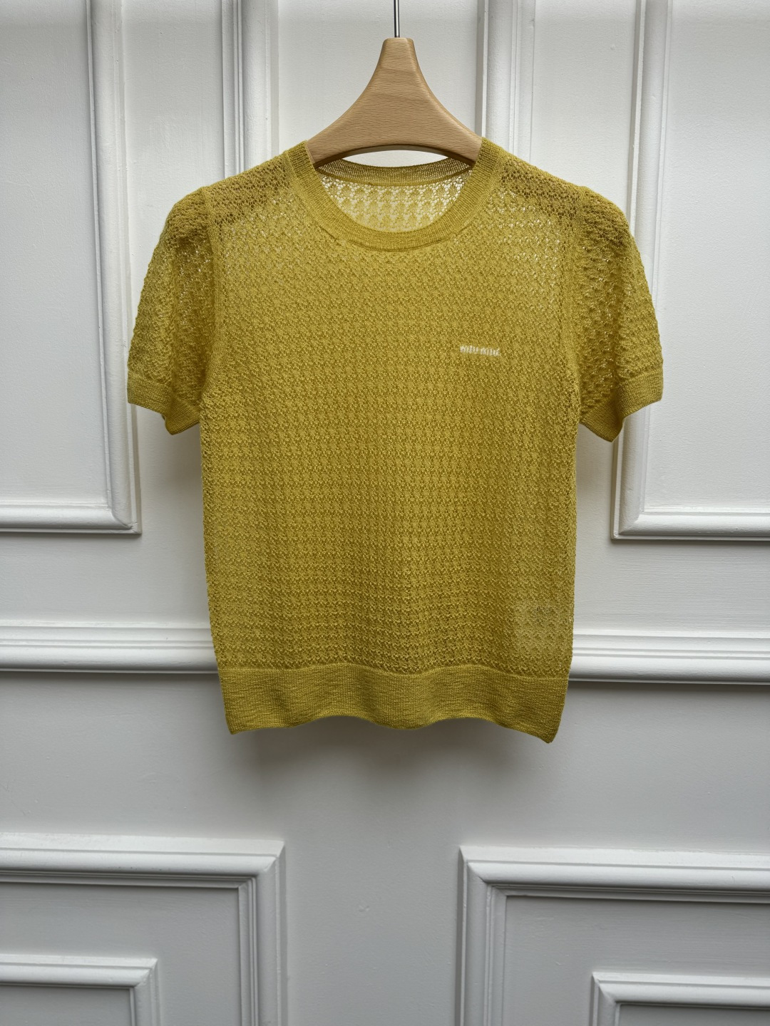 NO:945458,New spring and summer new styles Miu hollow knitted short sleeves 2026 spring and summer series Round neck ribbed neck design Hollow knitting texture Letter jacquard pattern embellishment Fashionable and western color matching Cashmere blended knitted fabric Soft and comfortable Slim fit The upper body is slim and elegant Size SML,,miumiu,T-shirt,19860909春夏新款上新啦 Miu镂空针织短袖 2026春夏系列 圆领罗纹领口设计 镂空编织纹理 字母提花图案点缀 配色时髦洋气 羊绒混纺针织面料 柔软舒适 修身版型 上身显瘦又气质 尺码SML,,miumiu,T-shirt,,Women's clothing
