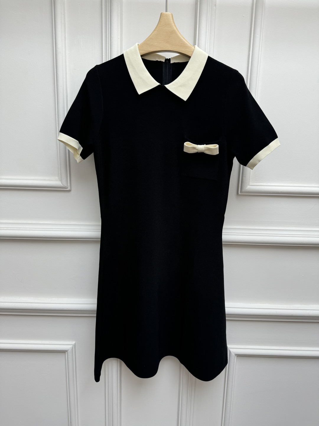 NO:945420,New spring and summer styles are available. Valentino contrast dress 2026 spring and summer series. Classic lapel neck design. Breast pocket bow decoration. Black and white contrasting colors are simple and advanced. Elegant and playful. Full of design. Customized knitted fabric. Soft and comfortable. Slim fit. The upper body is slim and elegant. Sizes SML,,valentino,skirts,19860909春夏新款上新啦 华伦天奴撞色连衣裙 2026春夏系列 经典翻领领口设计 胸前口袋蝴蝶结装饰点缀 黑白撞色简约高级 优雅俏皮 设计感十足 定制针织面料 柔软舒适 修身版型 上身显瘦又气质 尺码SML,,valentino,skirts,,Women's clothing