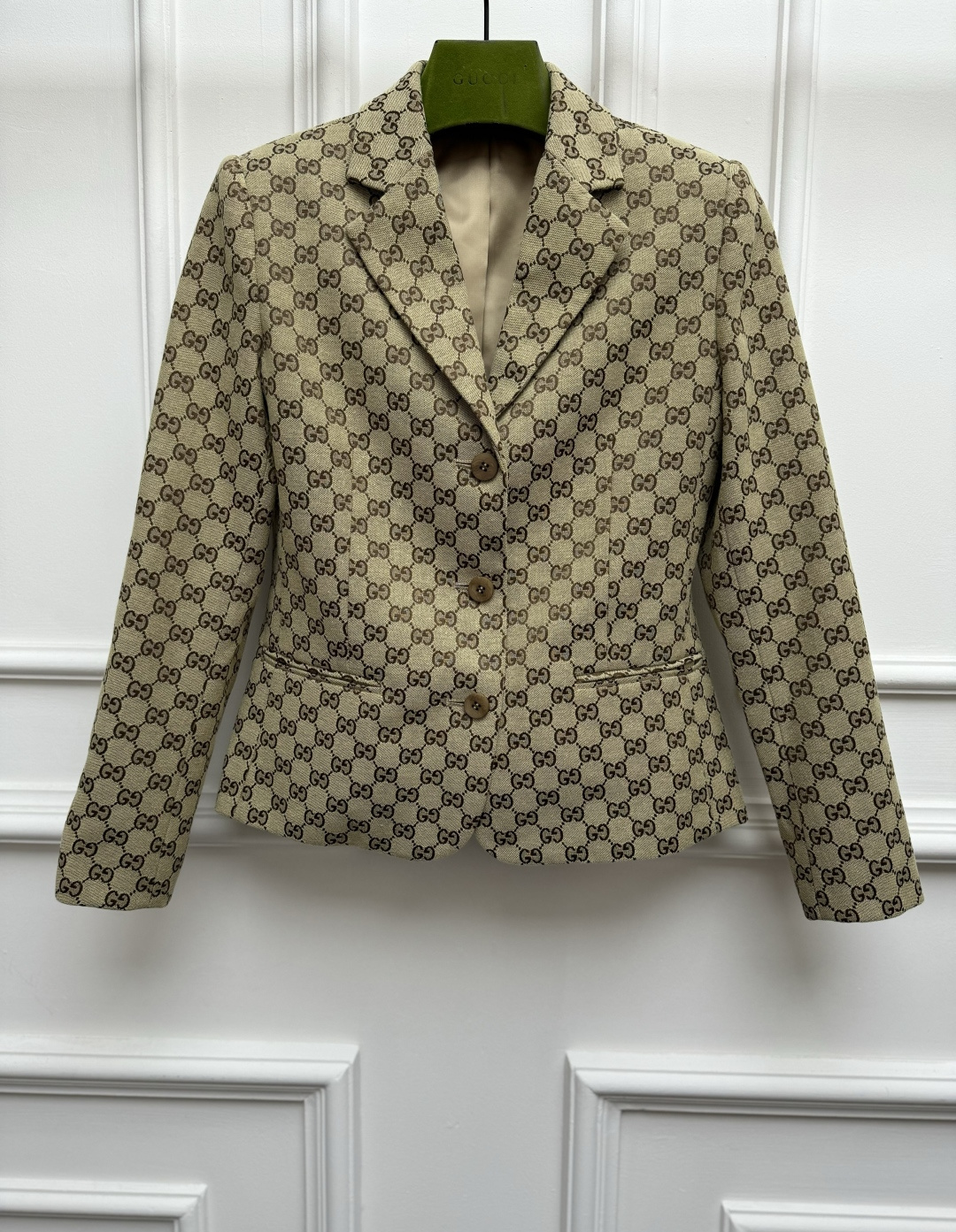 NO:945529,The new early autumn style is new. G jacquard suit jacket 2026 autumn and winter series. Single-breasted lapel design. Classic double G jacquard pattern. Retro fashionable and high-end. Customized suit fabric. Comfortable and stiff. Three-dimensional tailoring and waisted version. The upper body is slim and elegant. Sizes SML,,gucci,jackets & coats,business suit,19860909早秋新款上新啦 G家提花西装外套 2026秋冬系列 翻领单排扣设计 经典双G提花图案 复古时髦高级 定制西装面料 舒适挺括 立体剪裁收腰版型 上身显瘦又气质 尺码SML,,gucci,jackets & coats,business suit,,Women's clothing
