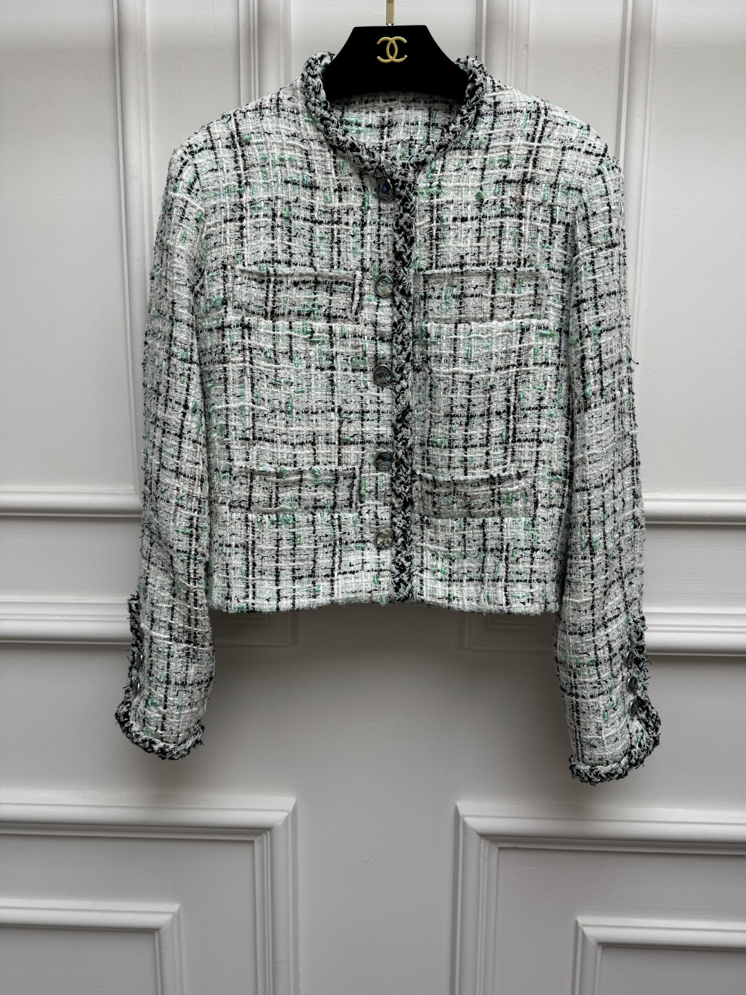 NO:945473,New spring and summer styles are available. Xiangjia mint green tweed jacket 2026 spring and summer series. Round neck raw edge webbing design. Colorful abalone buttons embellished. Colorful yarn interweaving. Fashionable color matching to reduce age. Customized tweed fabric. Silk lining. Short version. The upper body is slim and elegant. Sizes SML,,chanel,jackets & coats,real silk,19860909春夏新款上新啦 香家薄荷绿花呢外套 2026春夏系列 圆领毛边织带设计 幻彩鲍鱼贝纽扣点缀 彩色纱线交织 配色时髦减龄 定制斜纹软呢面料 真丝里衬 短款版型 上身显瘦又气质 尺码SML,,chanel,jackets & coats,real silk,,Women's clothing