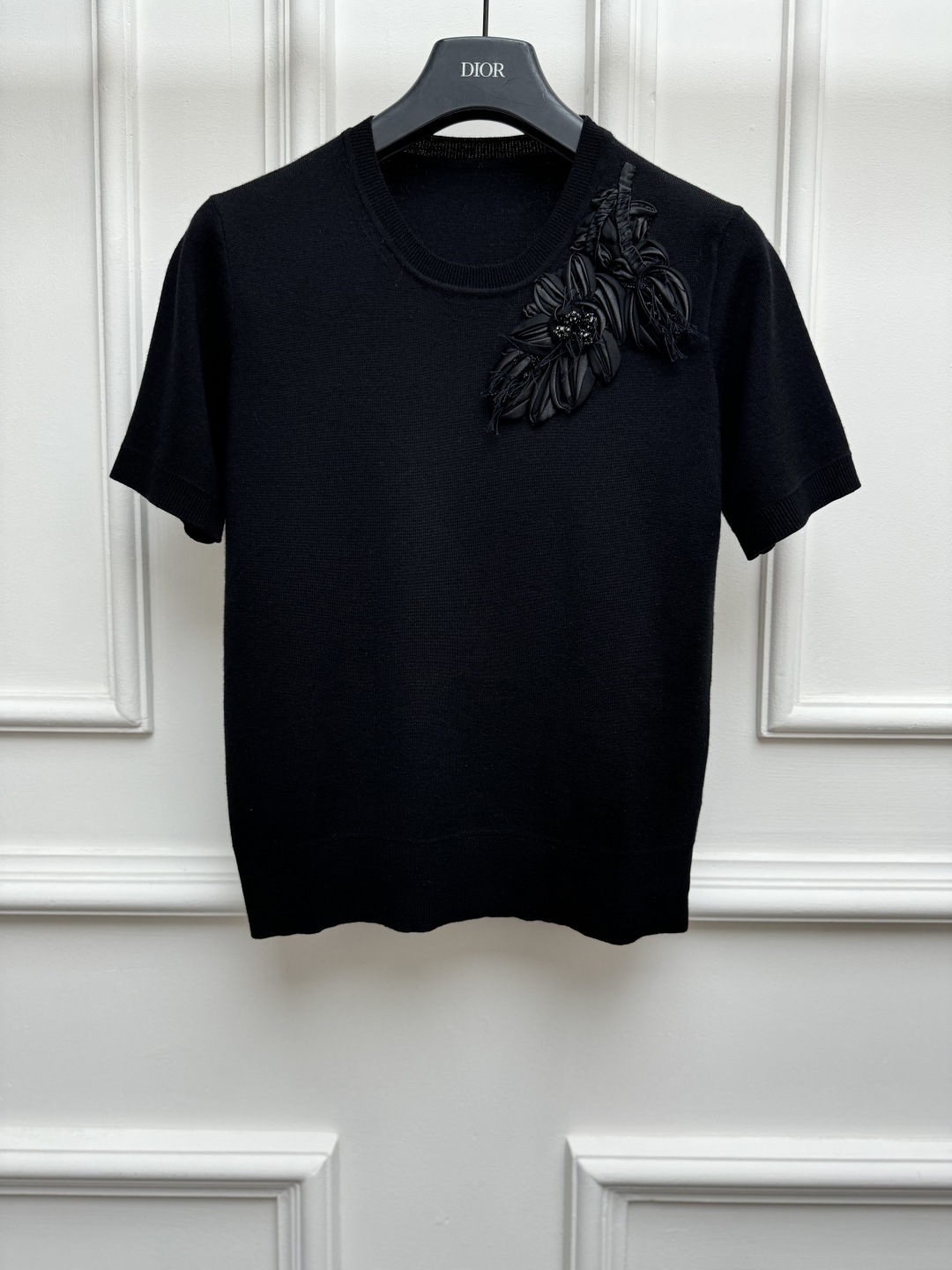 NO:945423,New styles for early autumn are available. D family floral embroidered short sleeves 2026 autumn and winter series. Round ribbed neckline. Heavy three-dimensional floral embroidery decoration. Exquisite, fashionable and high-end. Wool blended knitted fabric. Soft and comfortable. Slim fit. The upper body is slim and elegant. Sizes SML, dior, T-shirt,19860909早秋新款上新啦 D家花卉刺绣短袖 2026秋冬系列 圆领罗纹领口 重工立体花卉刺绣装饰点缀 精致时髦高级 羊毛混纺针织面料 柔软舒适 修身版型 上身显瘦又气质 尺码SML,,dior,T-shirt,,Women's clothing